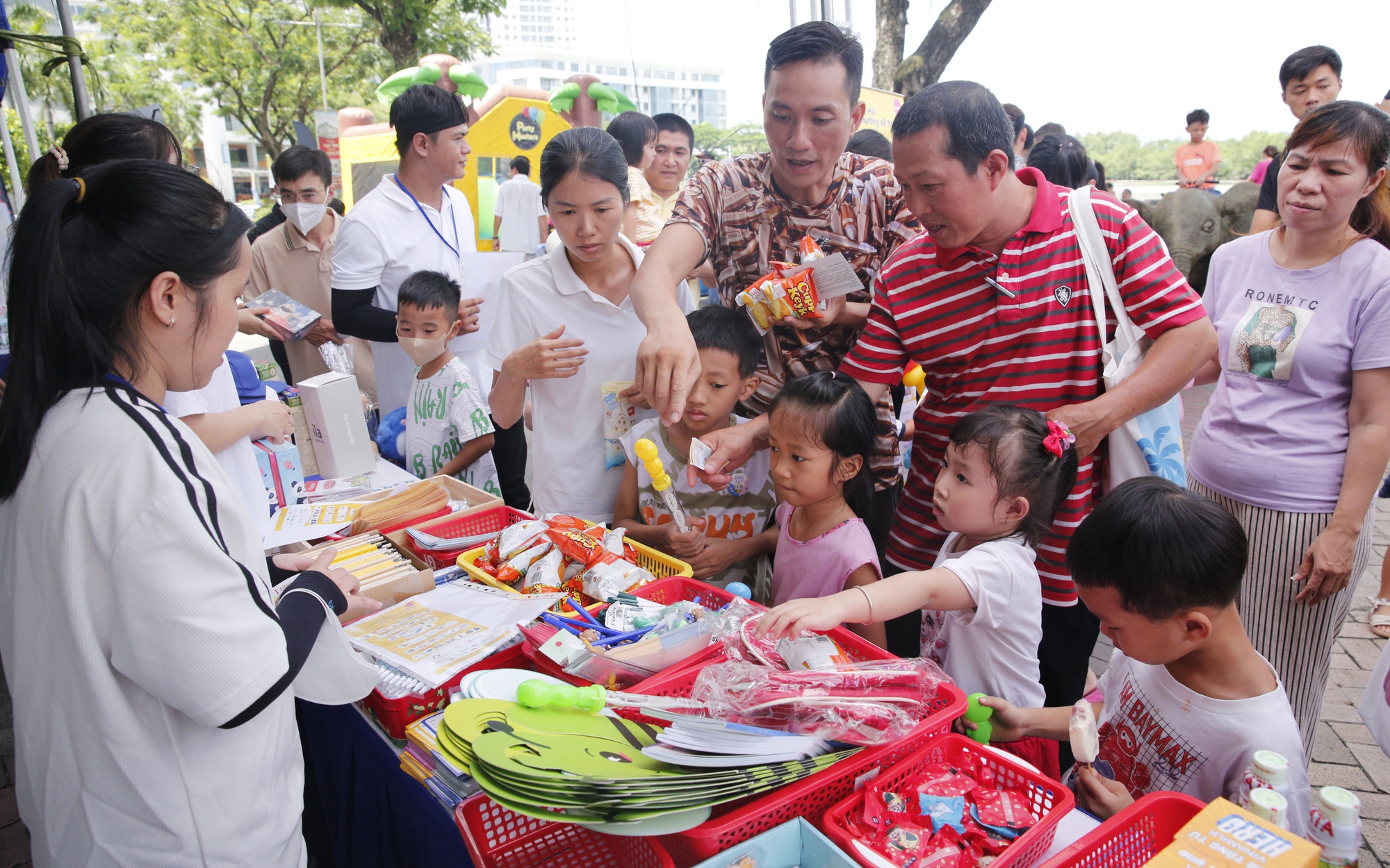 Hơn 15.000 phần quà dành tặng thiếu nhi tham gia Ngày hội Phú Mỹ Hưng hướng về trẻ em 2026