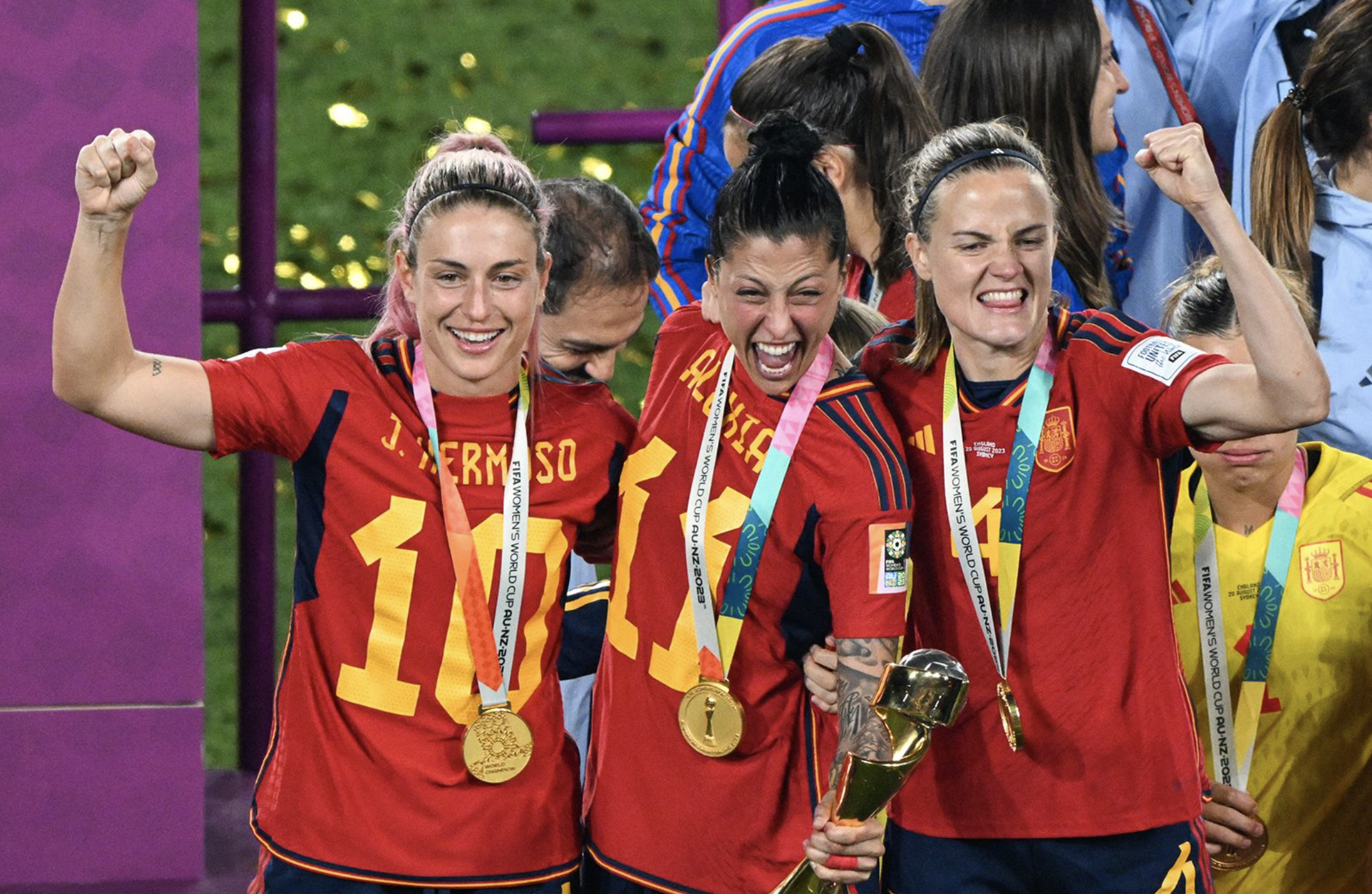 Barcelona chia tay biểu tượng bất tử sau chức v&ocirc; địch Champions League - Ảnh 8.