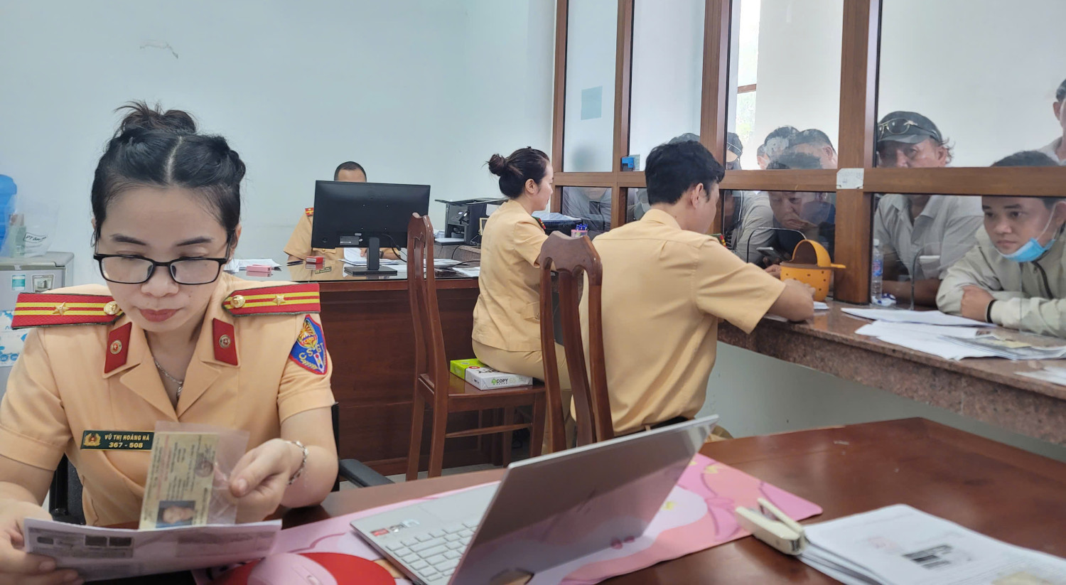 CSGT Gia Lai lật tẩy chiêu “thế thân” né trừ điểm giấy phép lái xe - Ảnh 3.