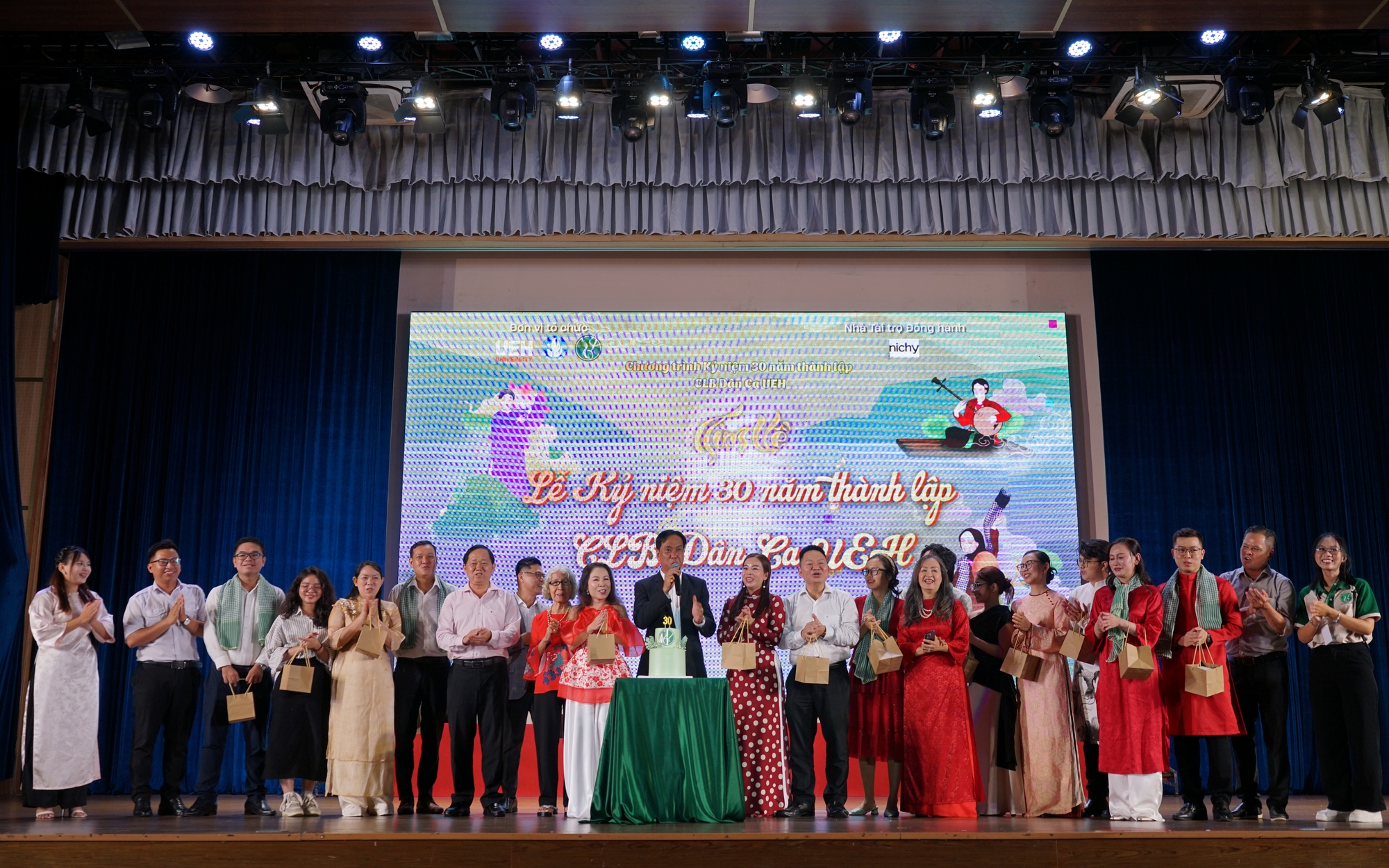 Gìn giữ văn hóa dân tộc trong môi trường đại học