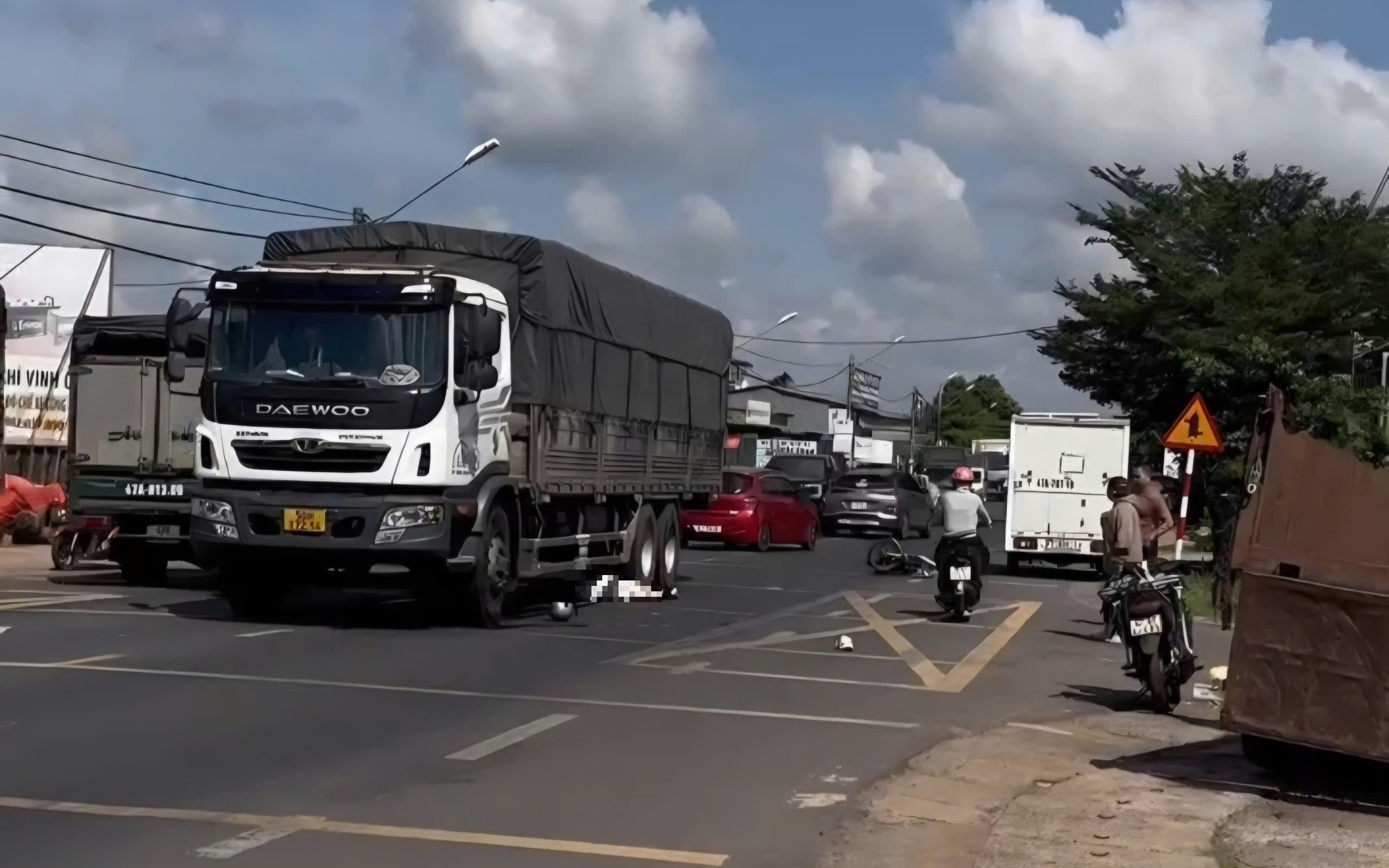 Nữ sinh lớp 9 tử vong thương tâm dưới bánh xe tải