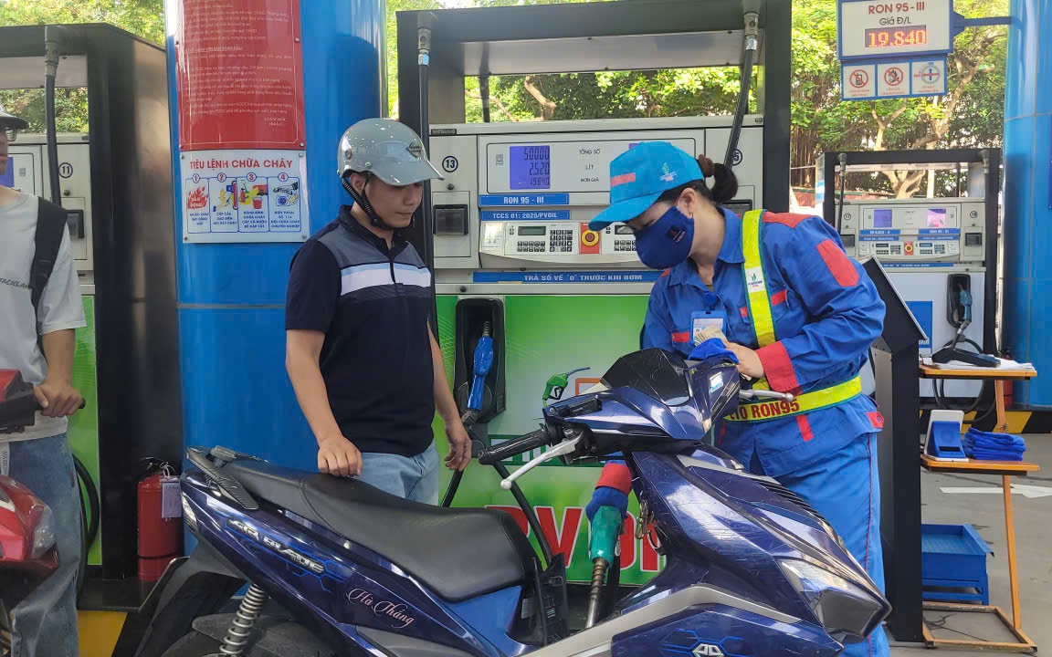 Giá xăng dầu đồng loạt giảm mạnh, xăng RON95-III giảm tới 1.395 đồng/lít