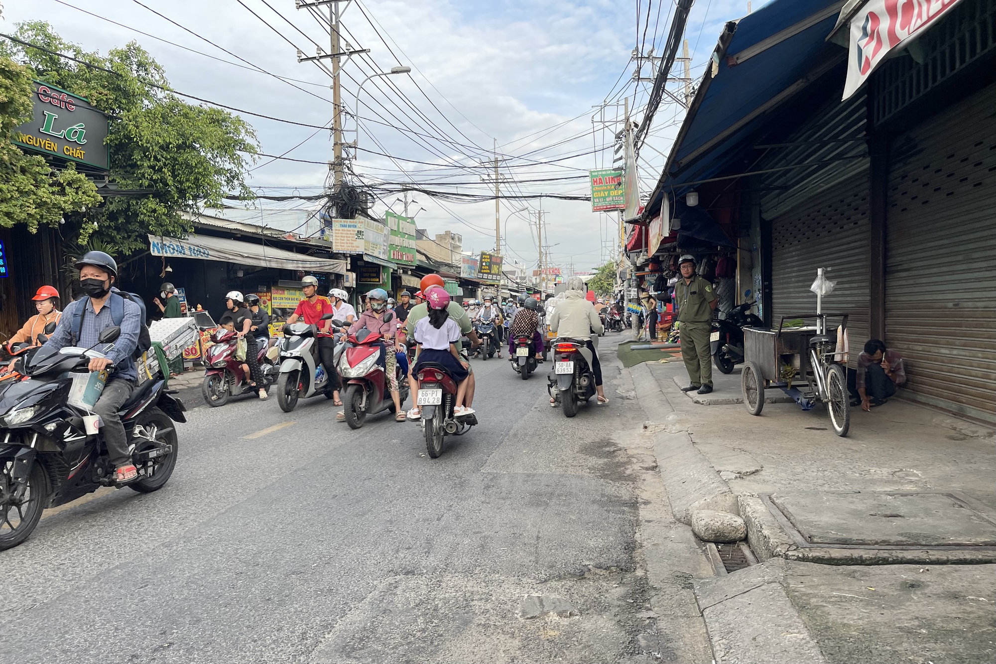 Xử l&yacute; lấn chiếm l&ograve;ng đường, vỉa h&egrave;: L&agrave;m nghi&ecirc;m nhưng vẫn tạo sinh kế cho người d&acirc;n - Ảnh 1.