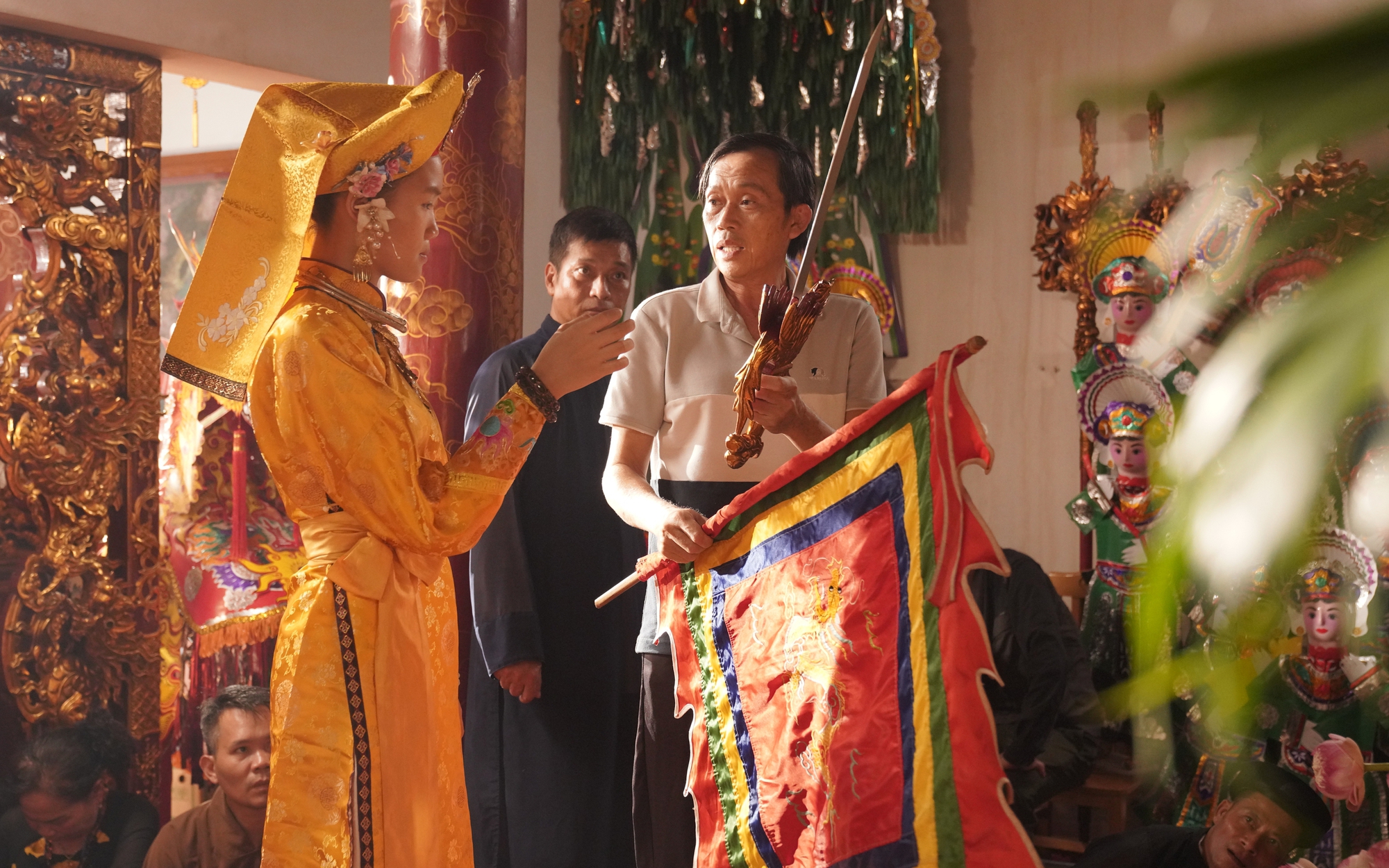 NSƯT Hoài Linh làm "người hầu đồng"