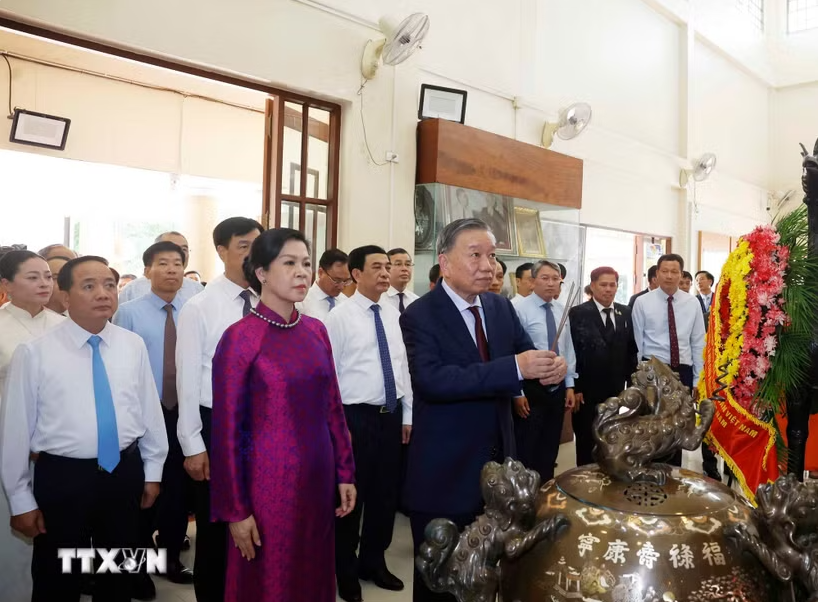 Tổng Bí thư, Chủ tịch nước Tô Lâm dâng hương tưởng niệm Chủ tịch Hồ Chí Minh tại Thái Lan - Ảnh 1.