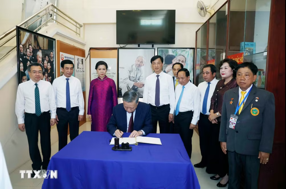 Tổng Bí thư, Chủ tịch nước Tô Lâm dâng hương tưởng niệm Chủ tịch Hồ Chí Minh tại Thái Lan - Ảnh 2.