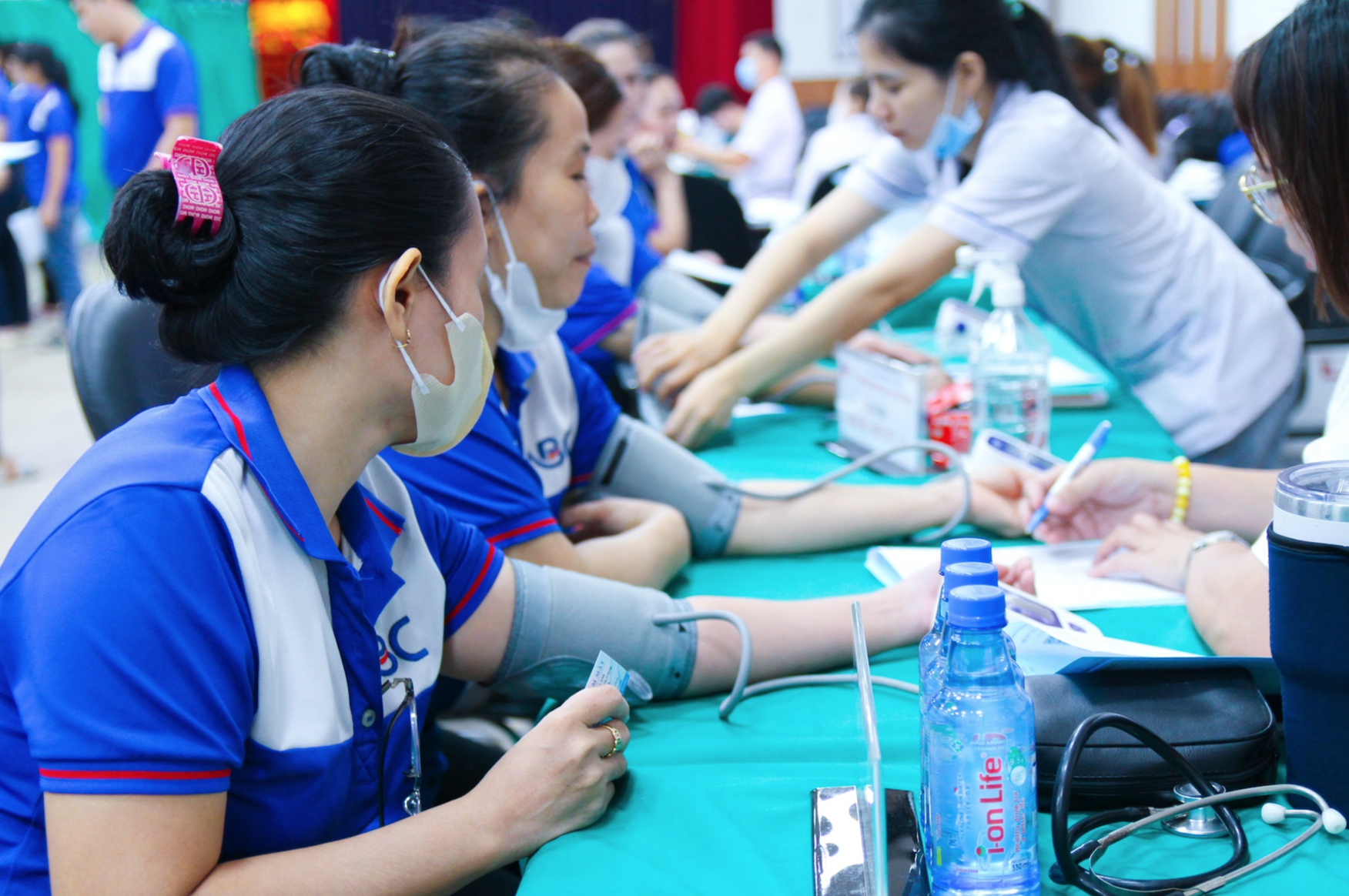 Gần 100 doanh nghiệp tham gia khảo s&aacute;t Chương tr&igrave;nh "Doanh nghiệp v&igrave; người lao động - Chuẩn mực v&agrave;ng" 2026 - Ảnh 1.