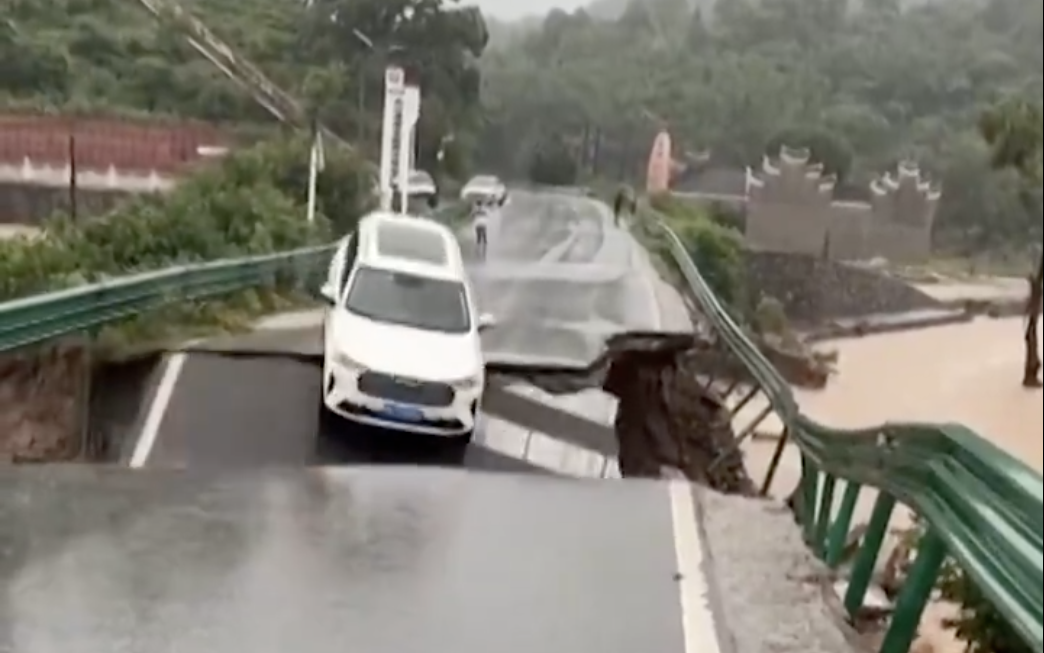 VIDEO: Khoảnh khắc sàn cầu đổ sụp, ô tô rơi xuống sông chảy xiết tại Trung Quốc
