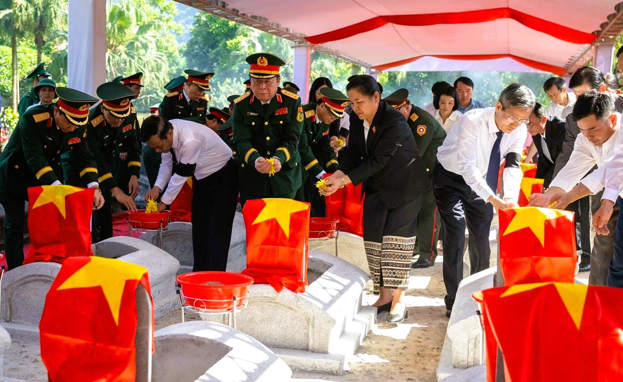 Đại tướng Nguyễn Trọng Nghĩa dự lễ truy điệu 19 liệt sĩ, an t&aacute;ng 19 h&agrave;i cốt liệt sĩ hy sinh tại L&agrave;o - Ảnh 3.