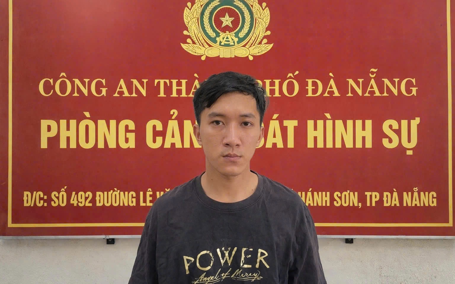 Ban ngày chuyên giả du khách, ban đêm leo rào vào trộm tiền công đức