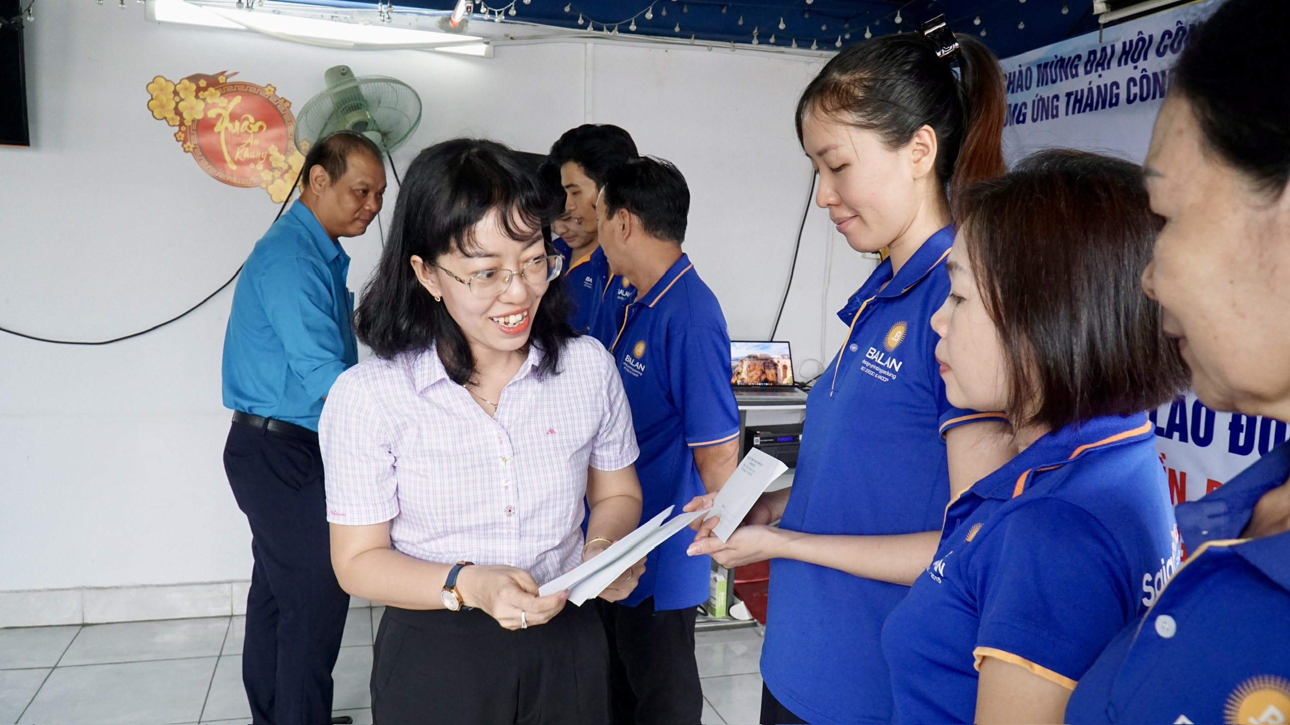 Xã Bình Hưng, TPHCM: Công nhân ấm lòng với “Bữa cơm Công đoàn” - Ảnh 4.