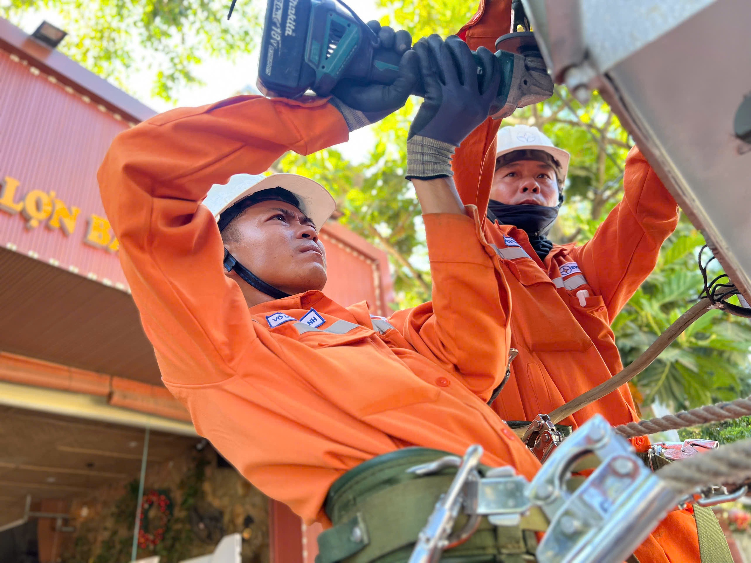 Hệ thống điện miền Trung – Tây Nguyên lập đỉnh tiêu thụ mới, vượt mốc 100 triệu kWh/ngày - Ảnh 1.