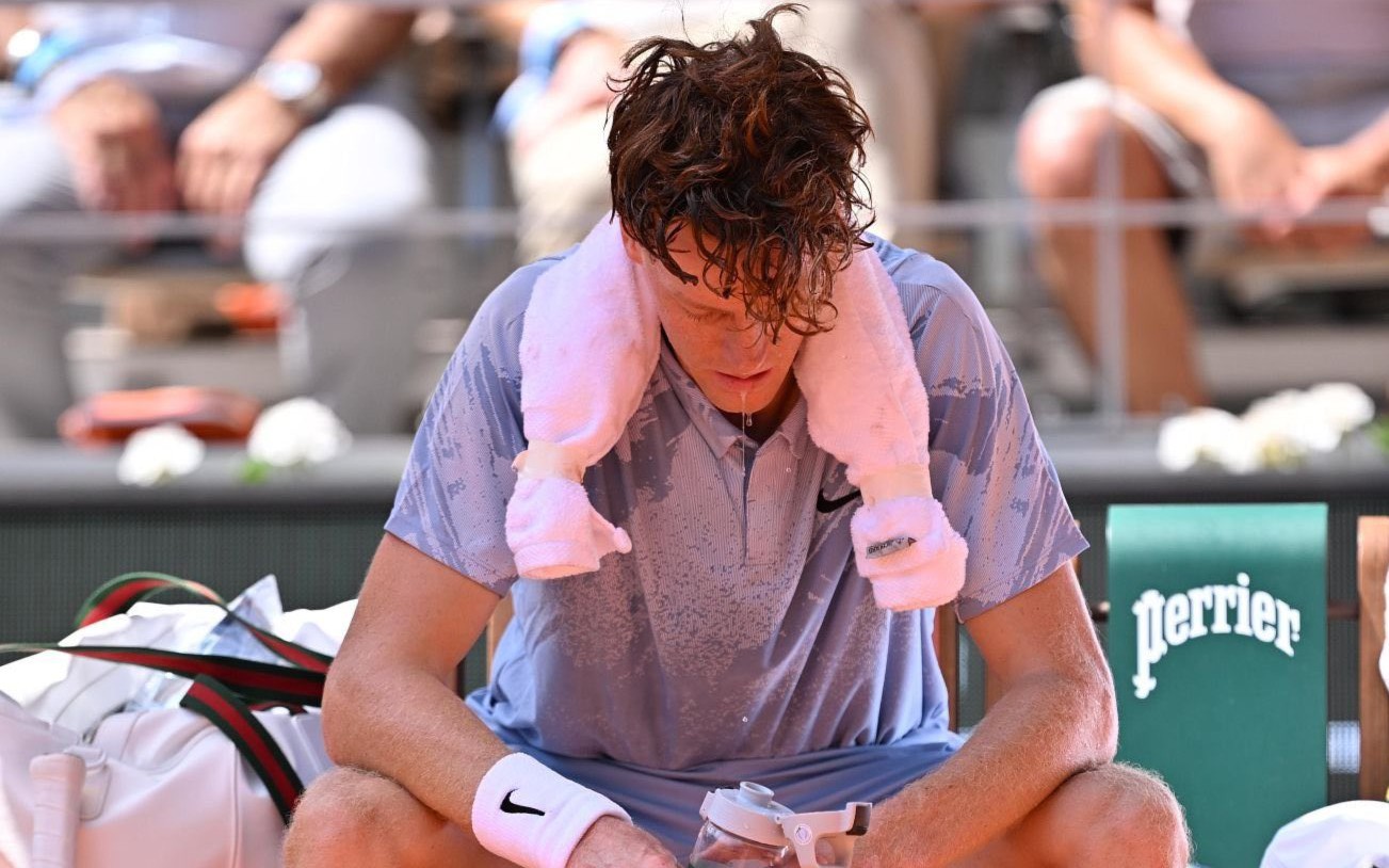 Sinner gục ngã ngay vòng 2 Roland Garros