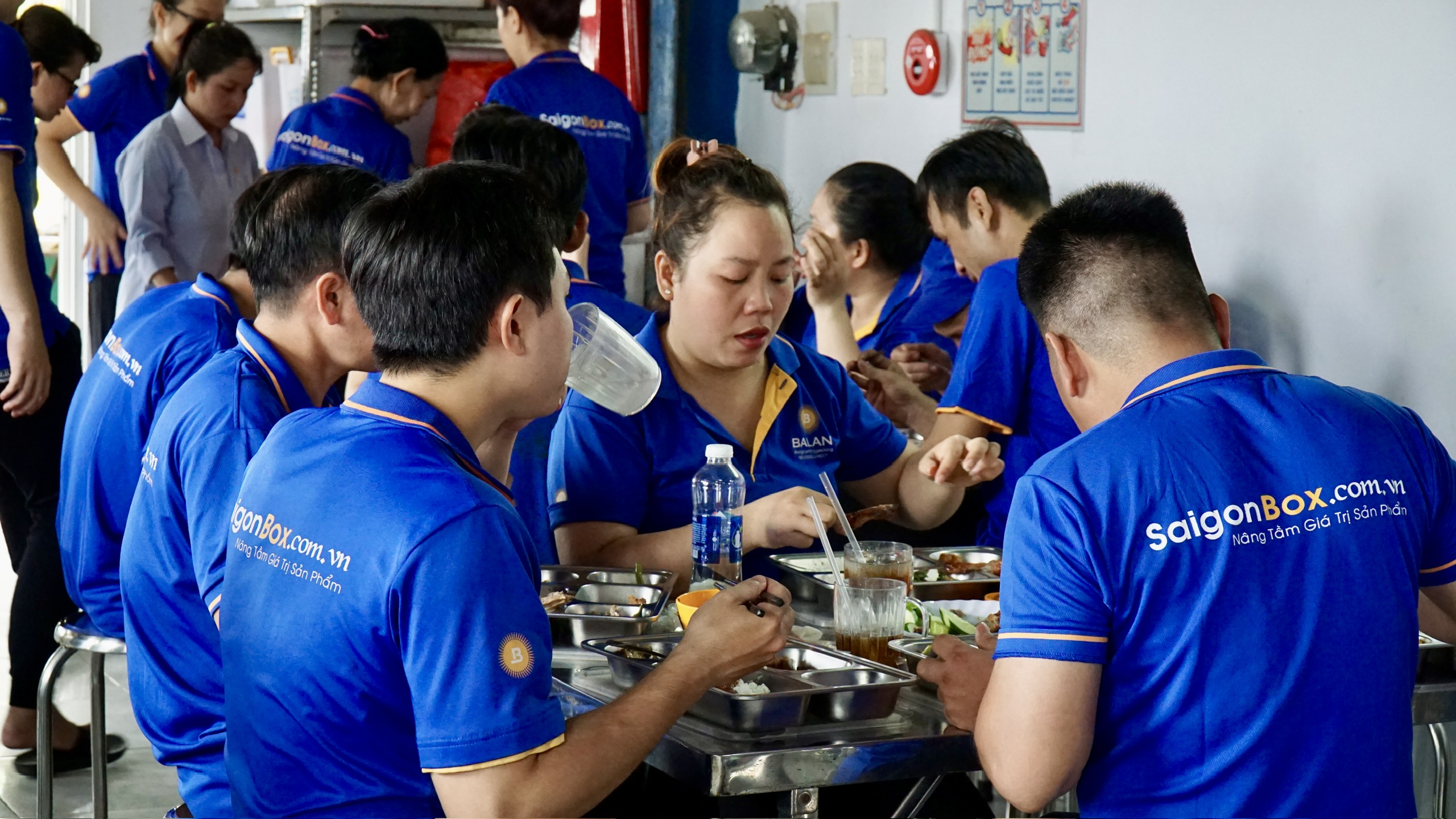 Xã Bình Hưng, TPHCM: Công nhân ấm lòng với “Bữa cơm Công đoàn” - Ảnh 7.