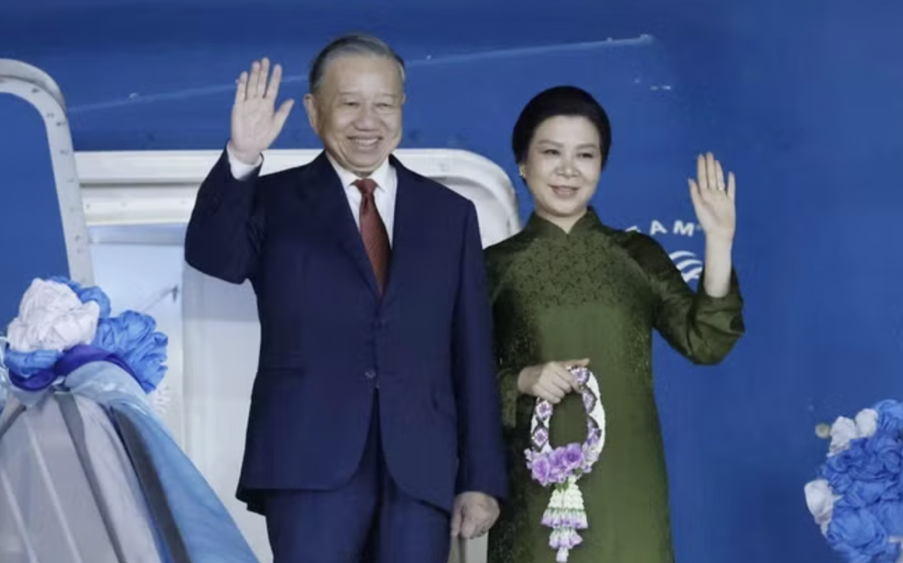 Tổng B&iacute; thư, Chủ tịch nước T&ocirc; L&acirc;m v&agrave; Phu nh&acirc;n bắt đầu thăm Singapore - Ảnh 2.