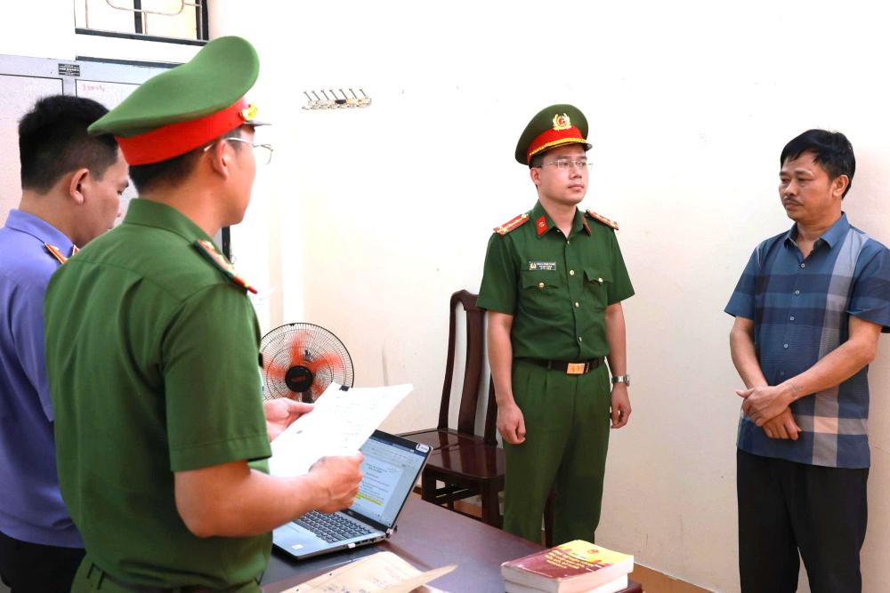 Khởi tố, bắt giam người đ&agrave;n &ocirc;ng thu mua heo dịch về giết mổ b&aacute;n ra thị trường - Ảnh 1.