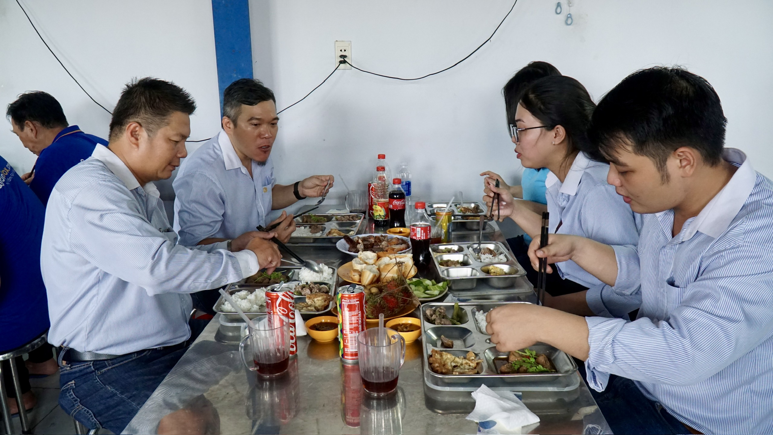 Xã Bình Hưng, TPHCM: Công nhân ấm lòng với “Bữa cơm Công đoàn” - Ảnh 6.