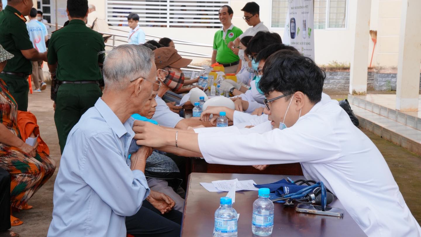 Người cao tuổi, người yếu thế v&ugrave;ng Đất Mũi được kh&aacute;m bệnh, đi &ldquo;si&ecirc;u thị 0 đồng&rdquo; - Ảnh 2.