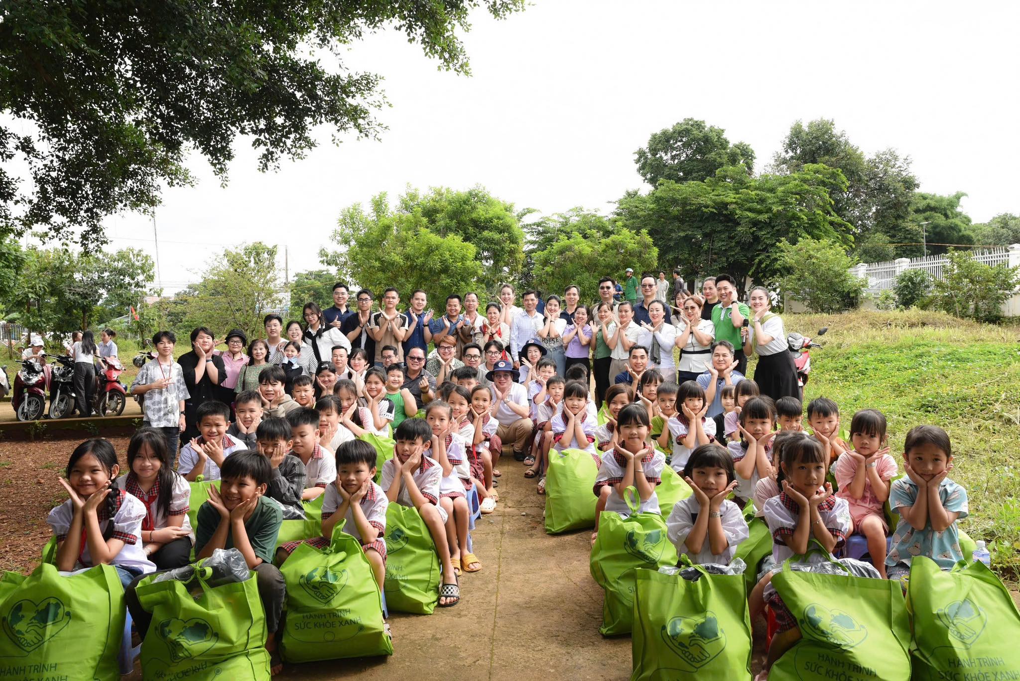 Người cao tuổi, người yếu thế v&ugrave;ng Đất Mũi được kh&aacute;m bệnh, đi &ldquo;si&ecirc;u thị 0 đồng&rdquo; - Ảnh 4.