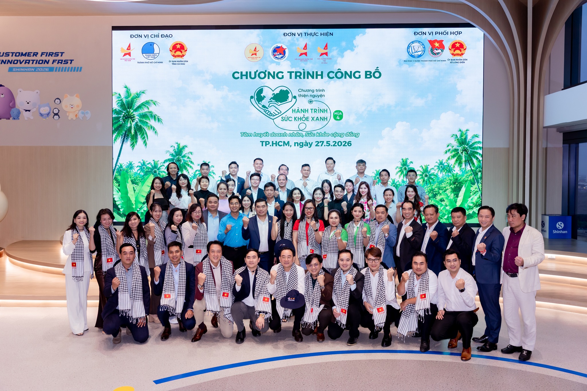 Người cao tuổi, người yếu thế v&ugrave;ng Đất Mũi được kh&aacute;m bệnh, đi &ldquo;si&ecirc;u thị 0 đồng&rdquo; - Ảnh 3.