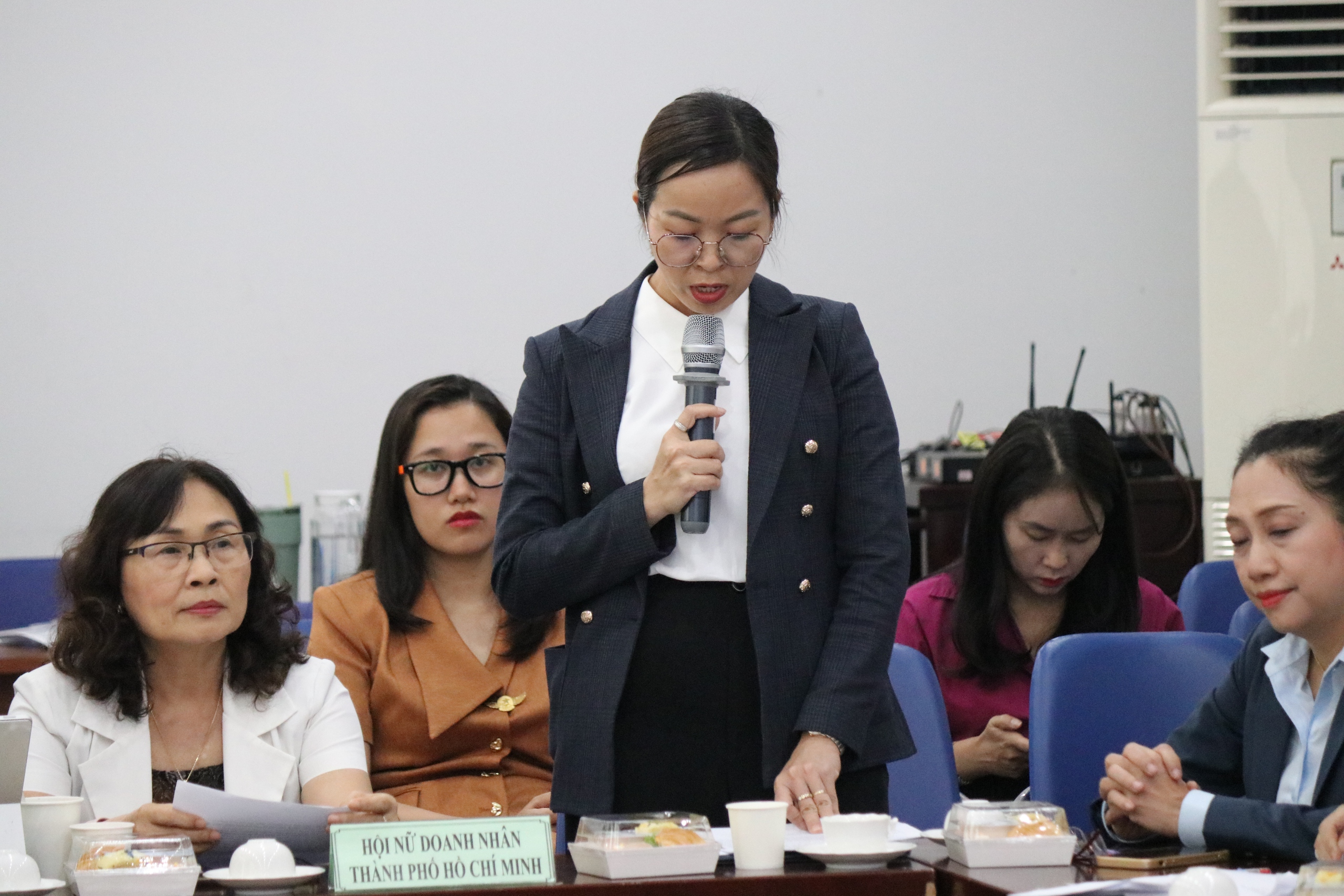 Đề xuất bổ sung chính sách riêng cho phụ nữ và trẻ em trong Luật Đô thị đặc biệt - Ảnh 3.