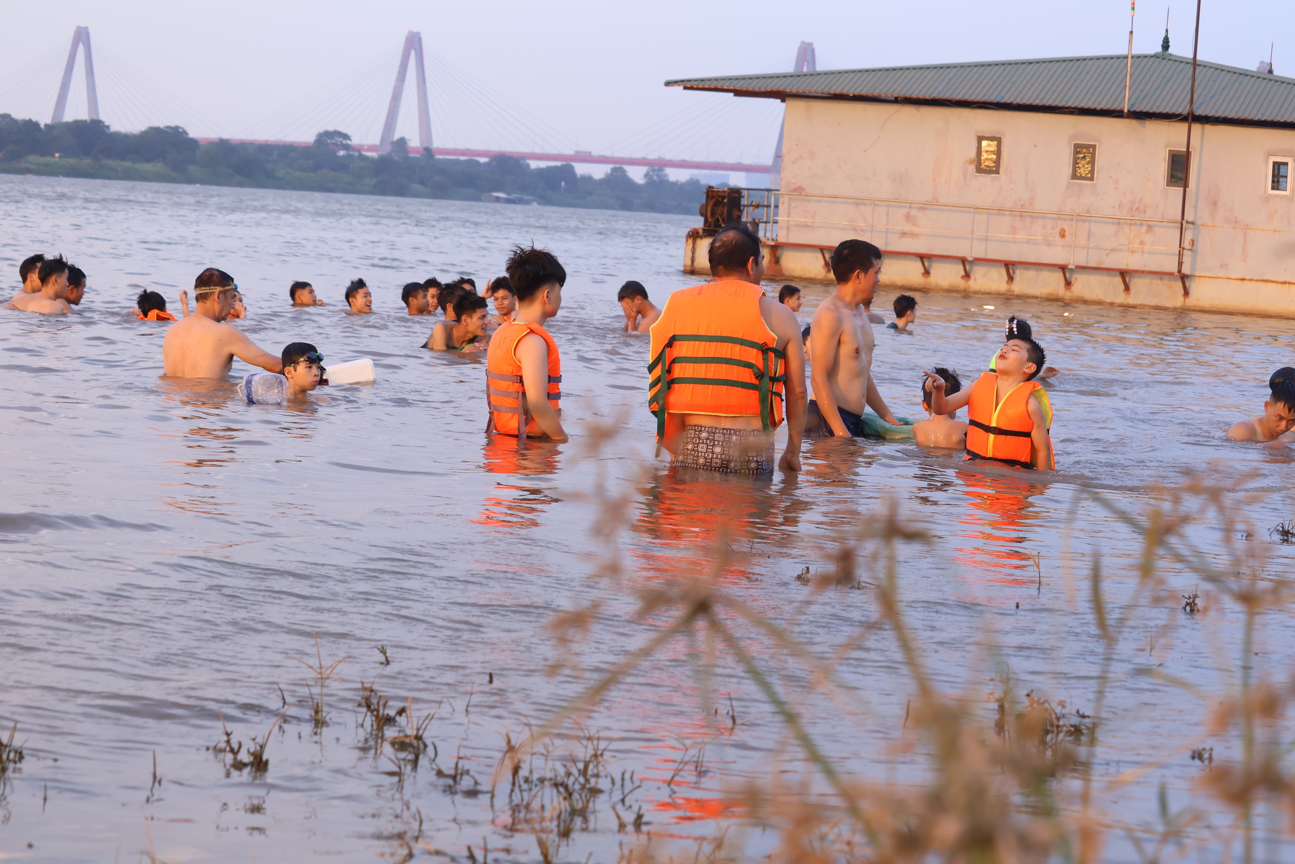H&agrave; Nội nắng n&oacute;ng 2026 , người d&acirc;n đổ ra s&ocirc;ng Hồng v&agrave; Hồ T&acirc;y giải nhiệt - Ảnh 2.