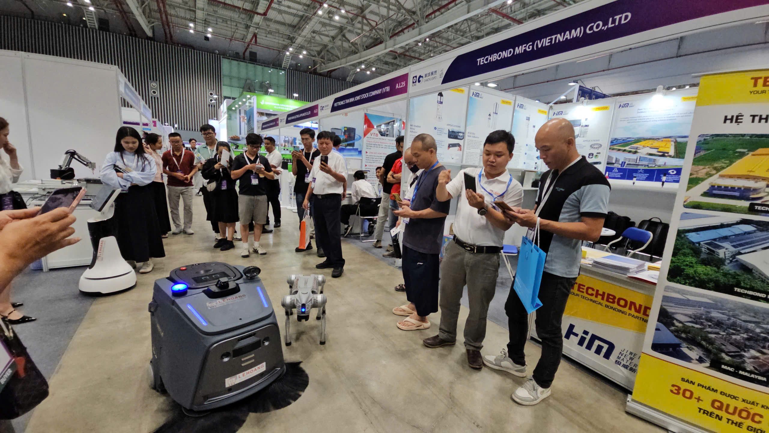 Robot v&agrave; đồ c&ocirc;ng nghệ Trung Quốc gi&aacute; rẻ Nổi bật tại Triển l&atilde;m TPHCM 2026 - Ảnh 1.