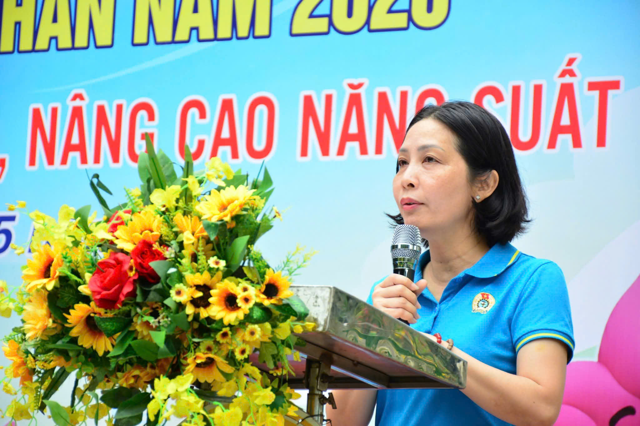 Nhiều s&acirc;n chơi hấp dẫn gi&uacute;p người lao động r&egrave;n luyện sức khỏe - Ảnh 1.