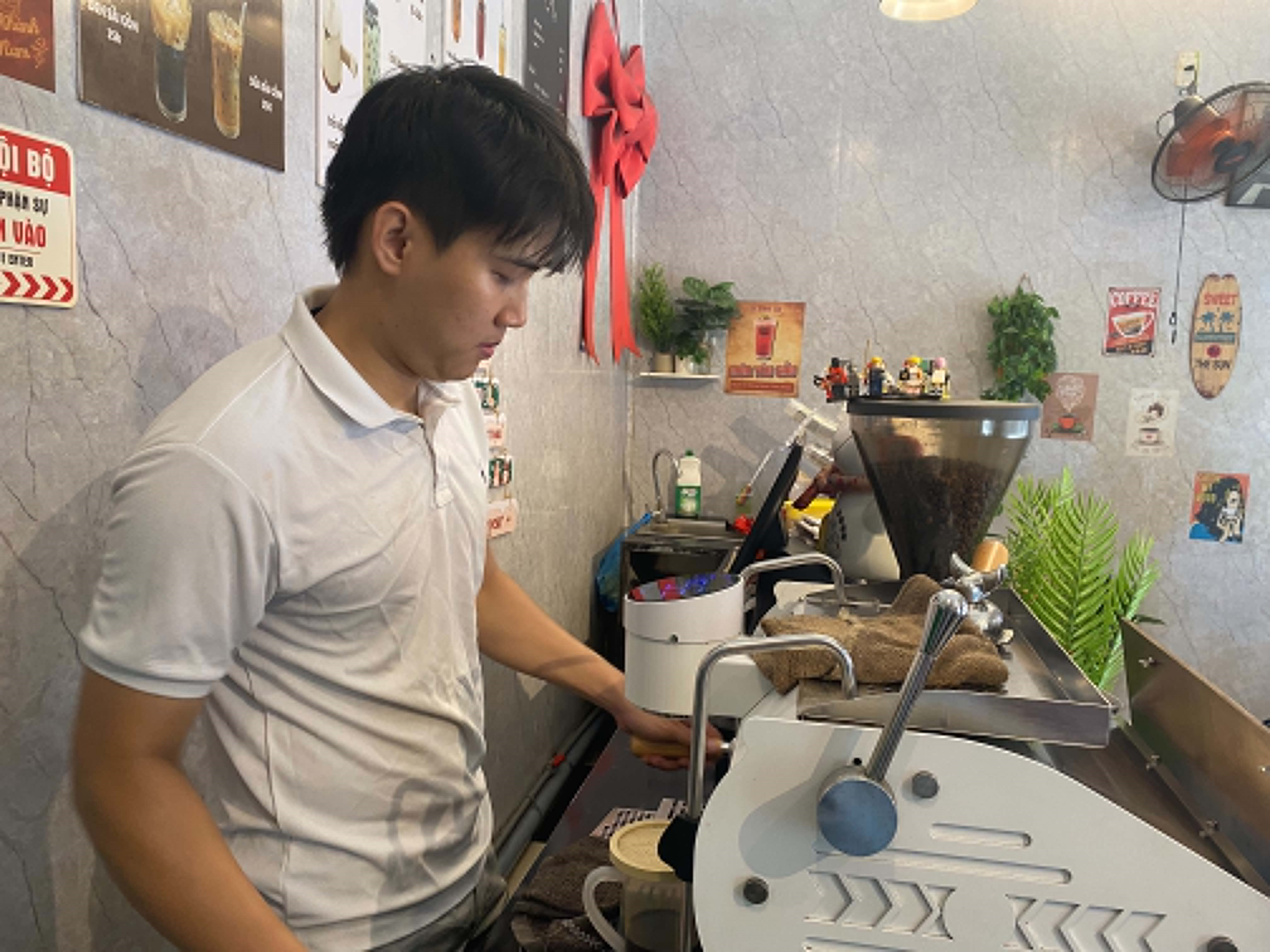 C&aacute;c h&agrave;ng qu&aacute;n, hộ kinh doanh ở Đ&agrave; Nẵng giải b&agrave;i to&aacute;n tiền điện m&ugrave;a nắng n&oacute;ng - Ảnh 1.