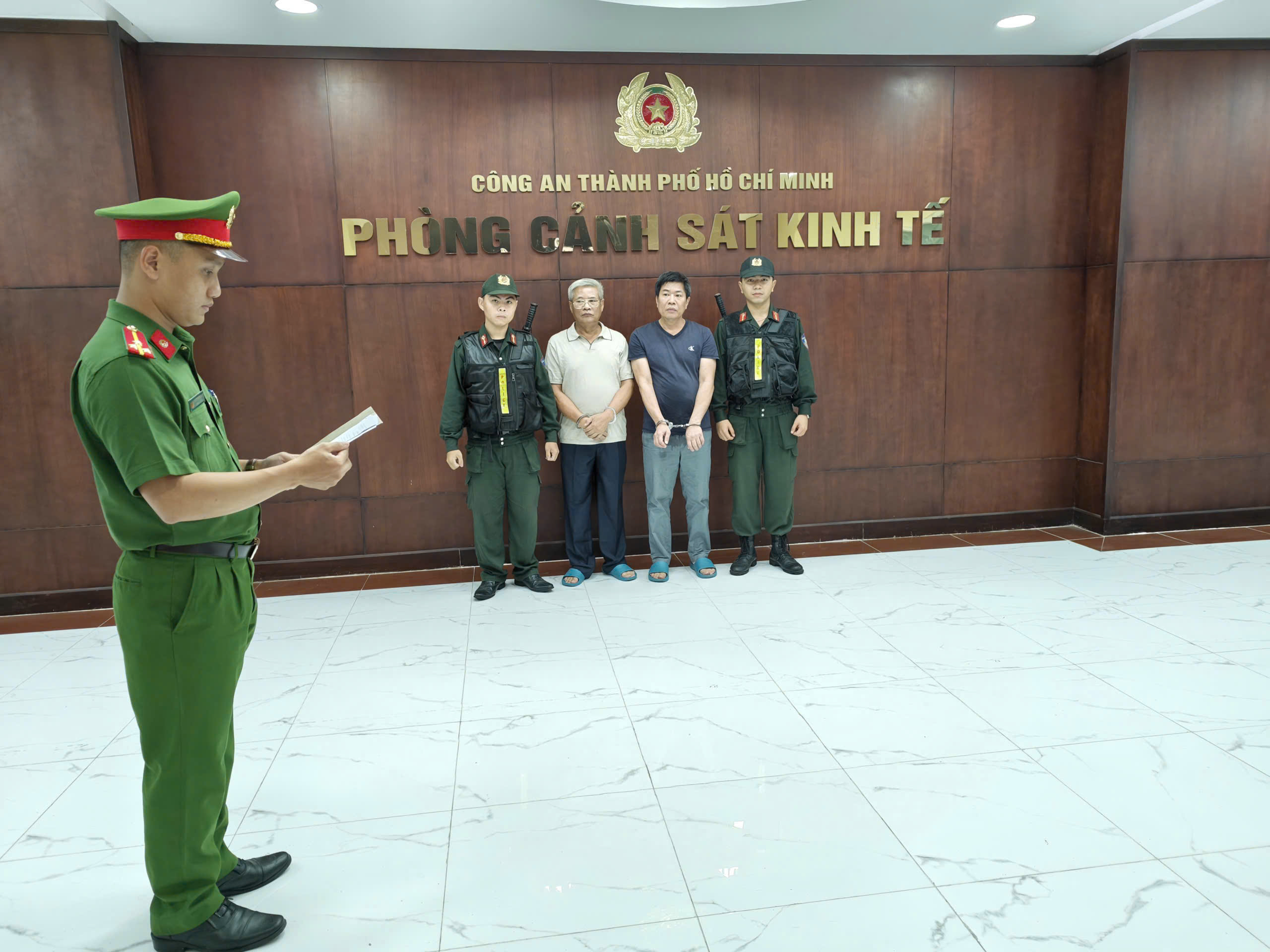 C&ocirc;ng an TPHCM bắt &ocirc;ng chủ nh&agrave; thuốc Đ&ocirc;ng y Bảo Thanh Đường - Ảnh 1.