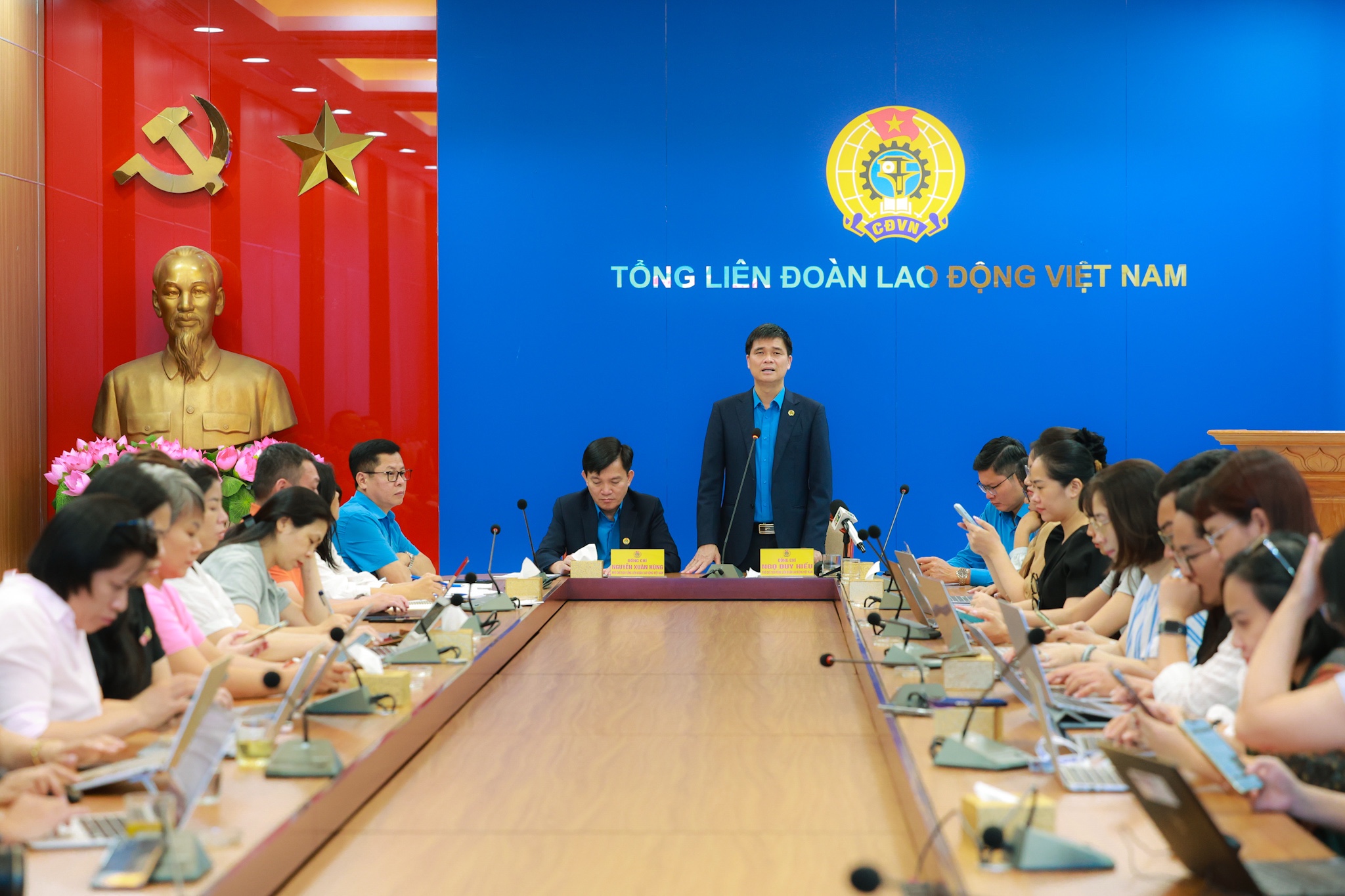 Người lao động kiến nghị lương đủ sống, giảm giờ l&agrave;m trước Đại hội XIV C&ocirc;ng đo&agrave;n Việt Nam - Ảnh 1.