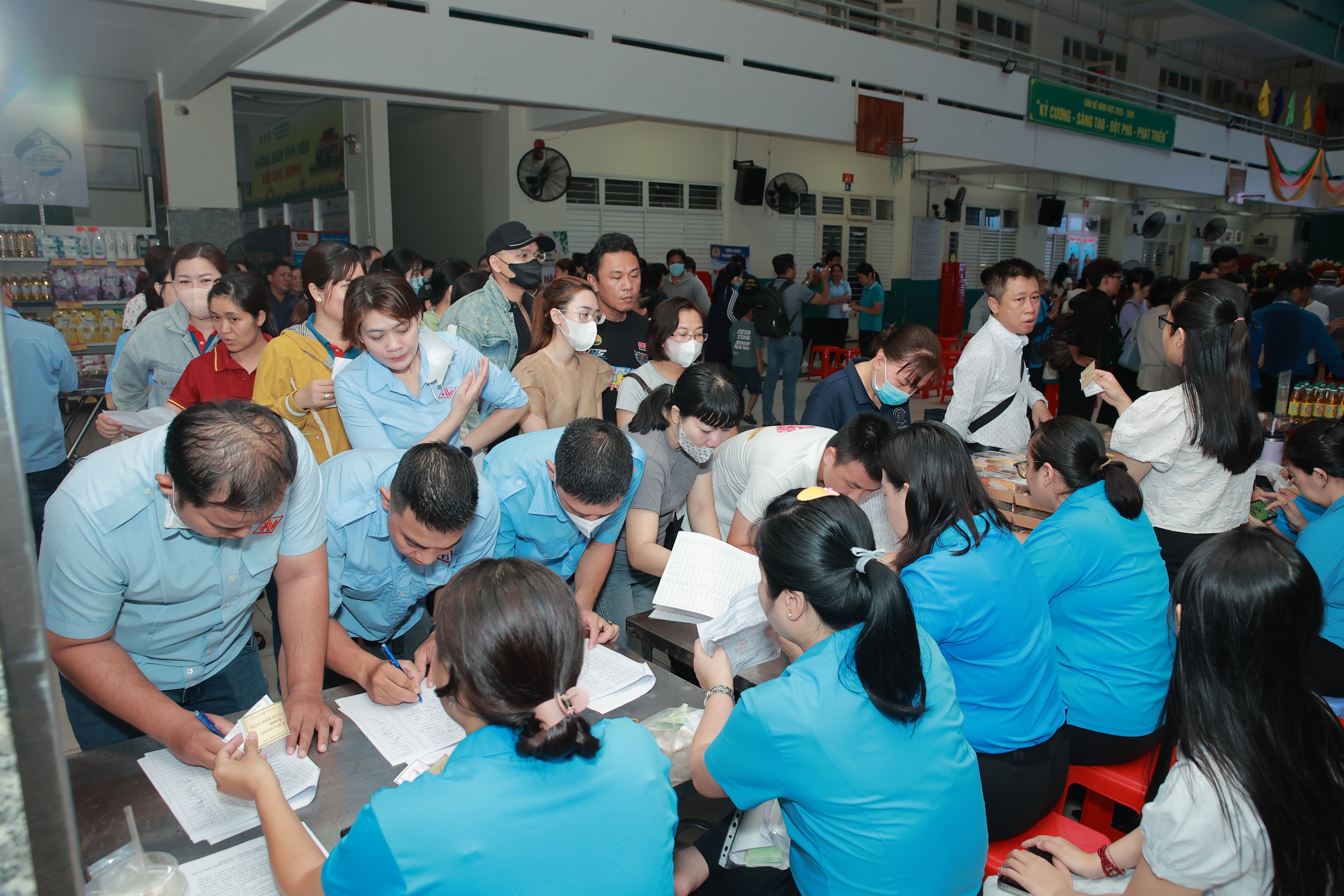 Phường Ph&uacute; Thọ, TPHCM: S&ocirc;i nổi "Ng&agrave;y hội c&ocirc;ng nh&acirc;n &ndash; Ấm &aacute;p nghĩa t&igrave;nh" năm 2026 - Ảnh 7.