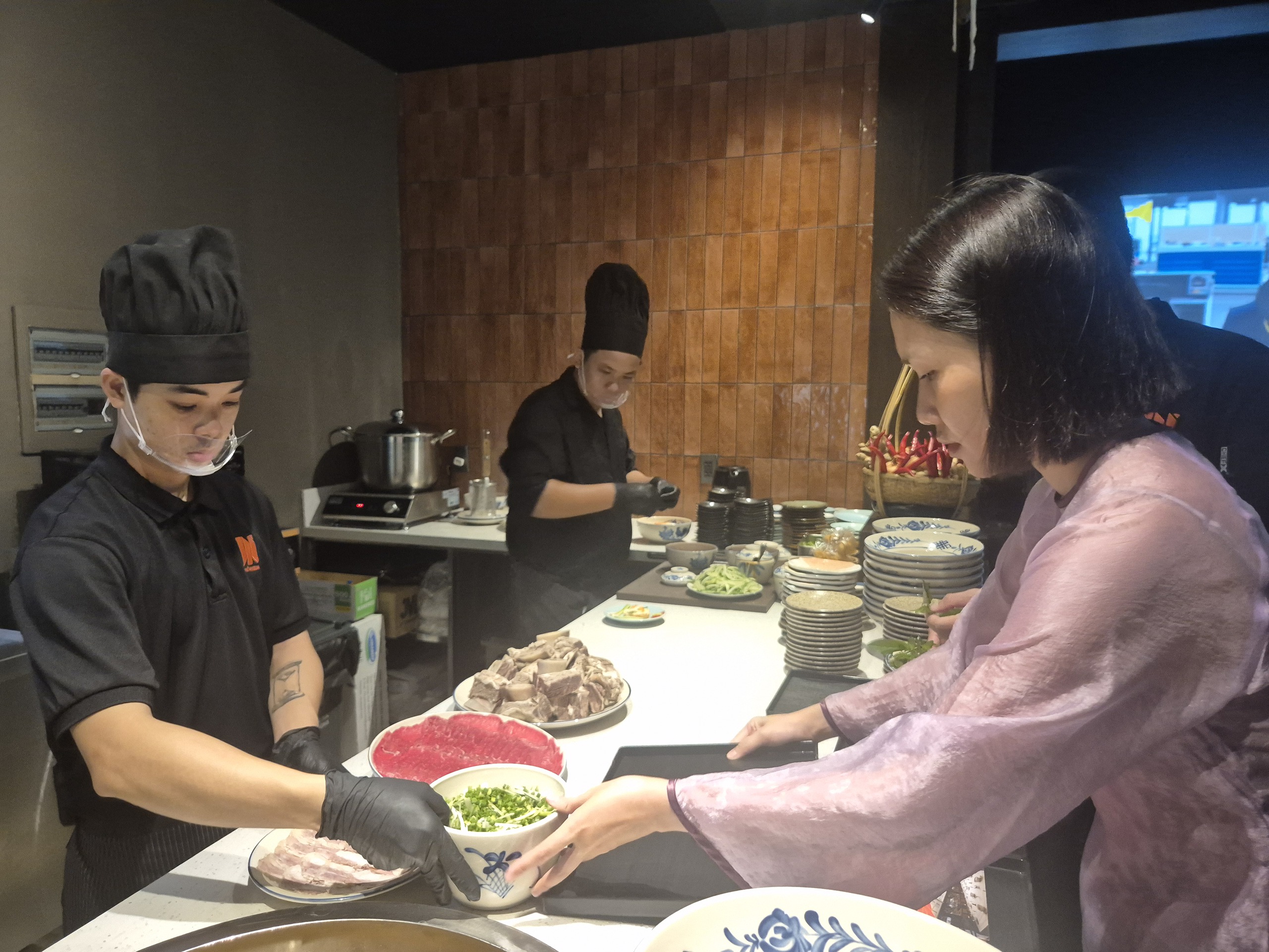 Hoa hậu Yến Nhi, siêu mẫu Vũ Thu Phương tụ hội vì phở Việt - Ảnh 10.