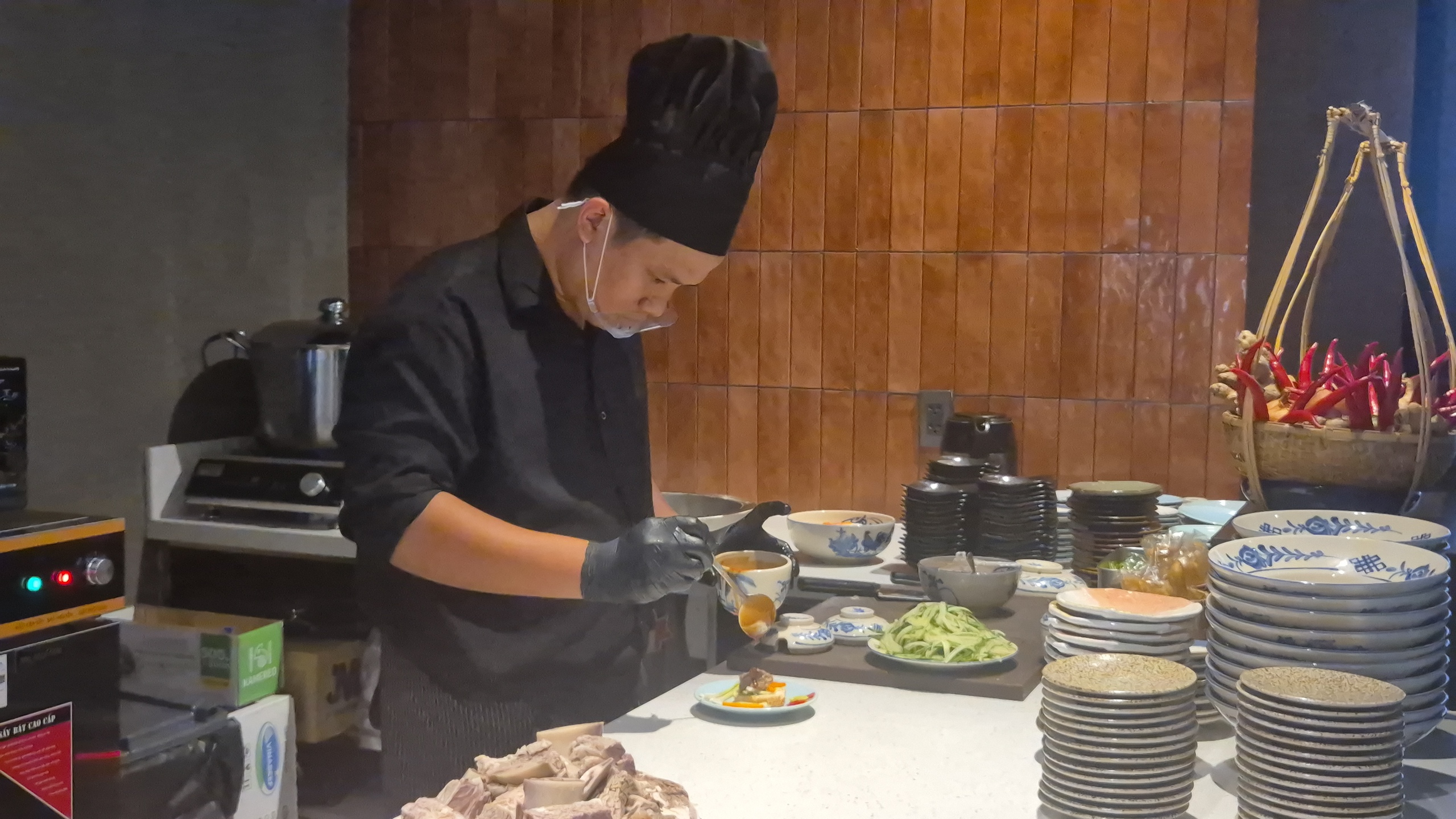 Hoa hậu Yến Nhi, siêu mẫu Vũ Thu Phương tụ hội vì phở Việt - Ảnh 9.