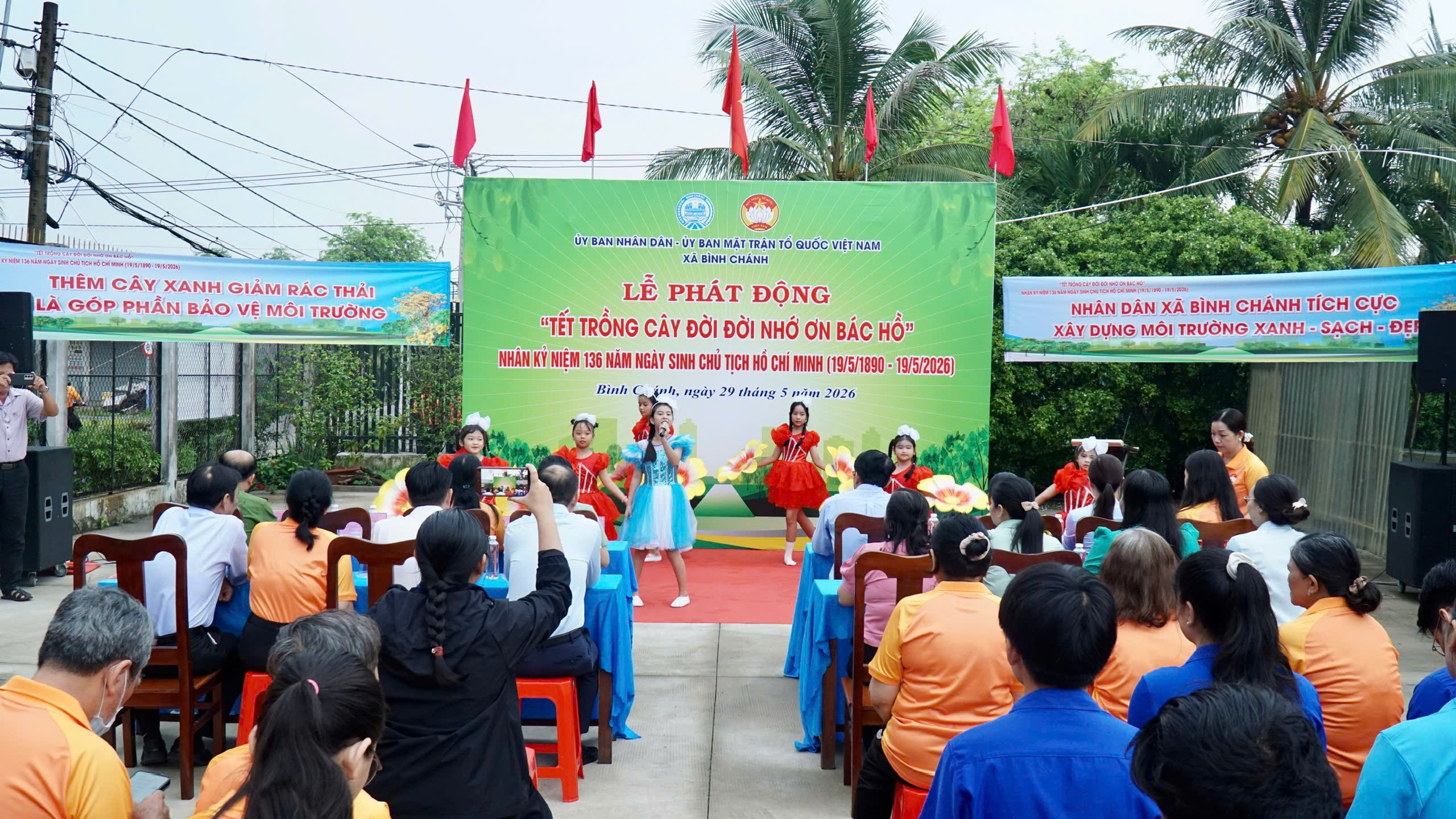 X&atilde; B&igrave;nh Ch&aacute;nh, TPHCM: Người d&acirc;n h&agrave;o hứng hưởng ứng Tết trồng c&acirc;y - Ảnh 1.