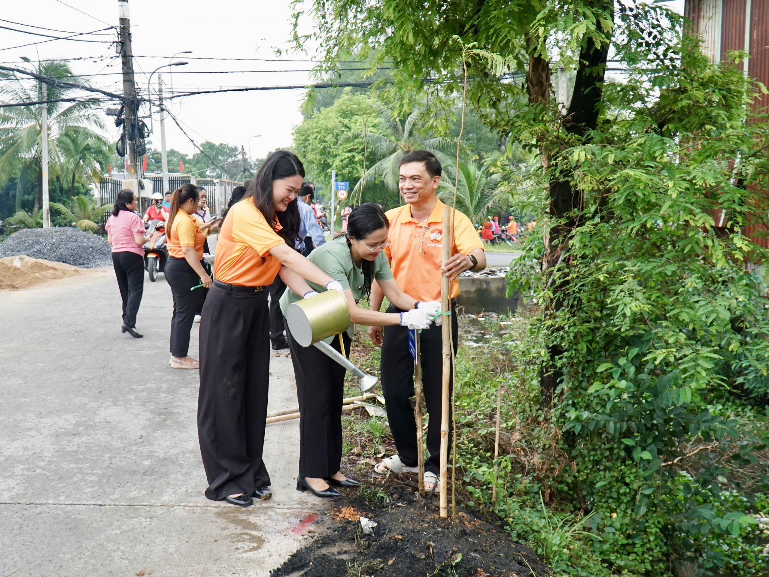 X&atilde; B&igrave;nh Ch&aacute;nh, TPHCM: Người d&acirc;n h&agrave;o hứng hưởng ứng Tết trồng c&acirc;y - Ảnh 4.