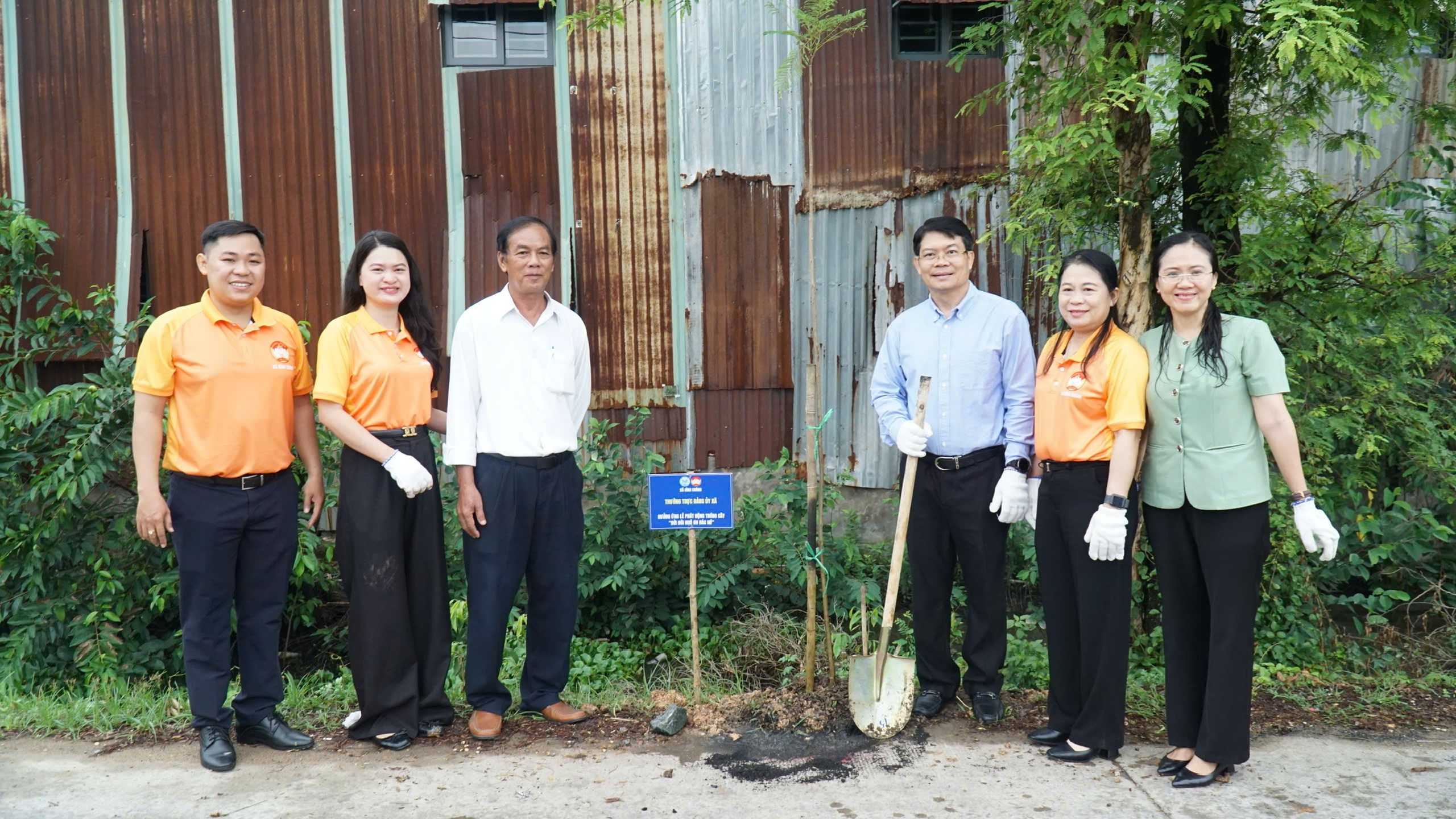 X&atilde; B&igrave;nh Ch&aacute;nh, TPHCM: Người d&acirc;n h&agrave;o hứng hưởng ứng Tết trồng c&acirc;y - Ảnh 5.