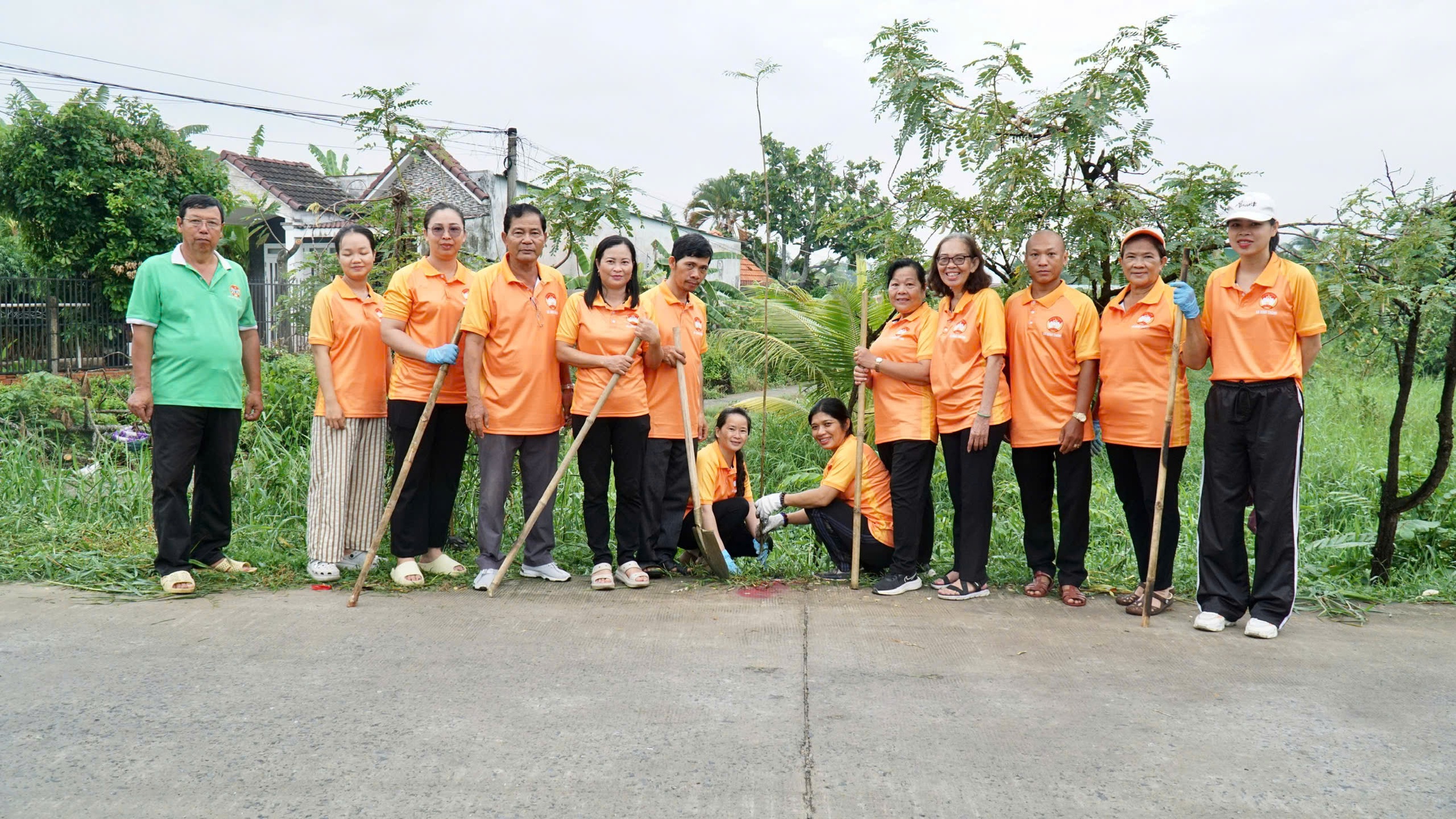 X&atilde; B&igrave;nh Ch&aacute;nh, TPHCM: Người d&acirc;n h&agrave;o hứng hưởng ứng Tết trồng c&acirc;y - Ảnh 9.