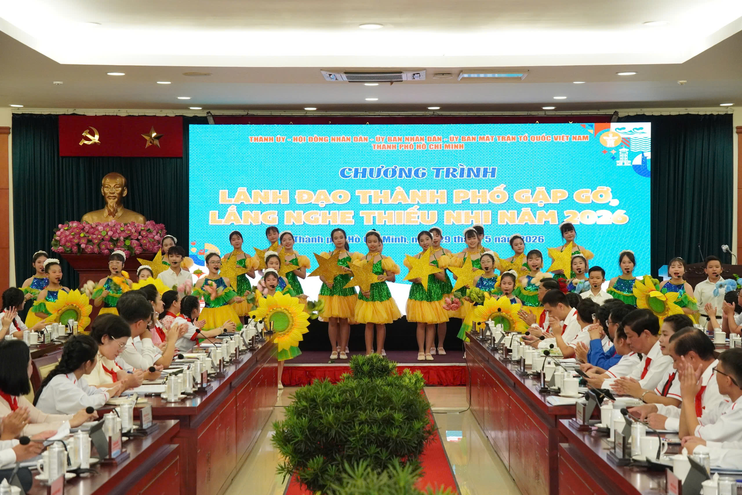 L&atilde;nh đạo TPHCM gặp gỡ, lắng nghe thiếu nhi - Ảnh 1.