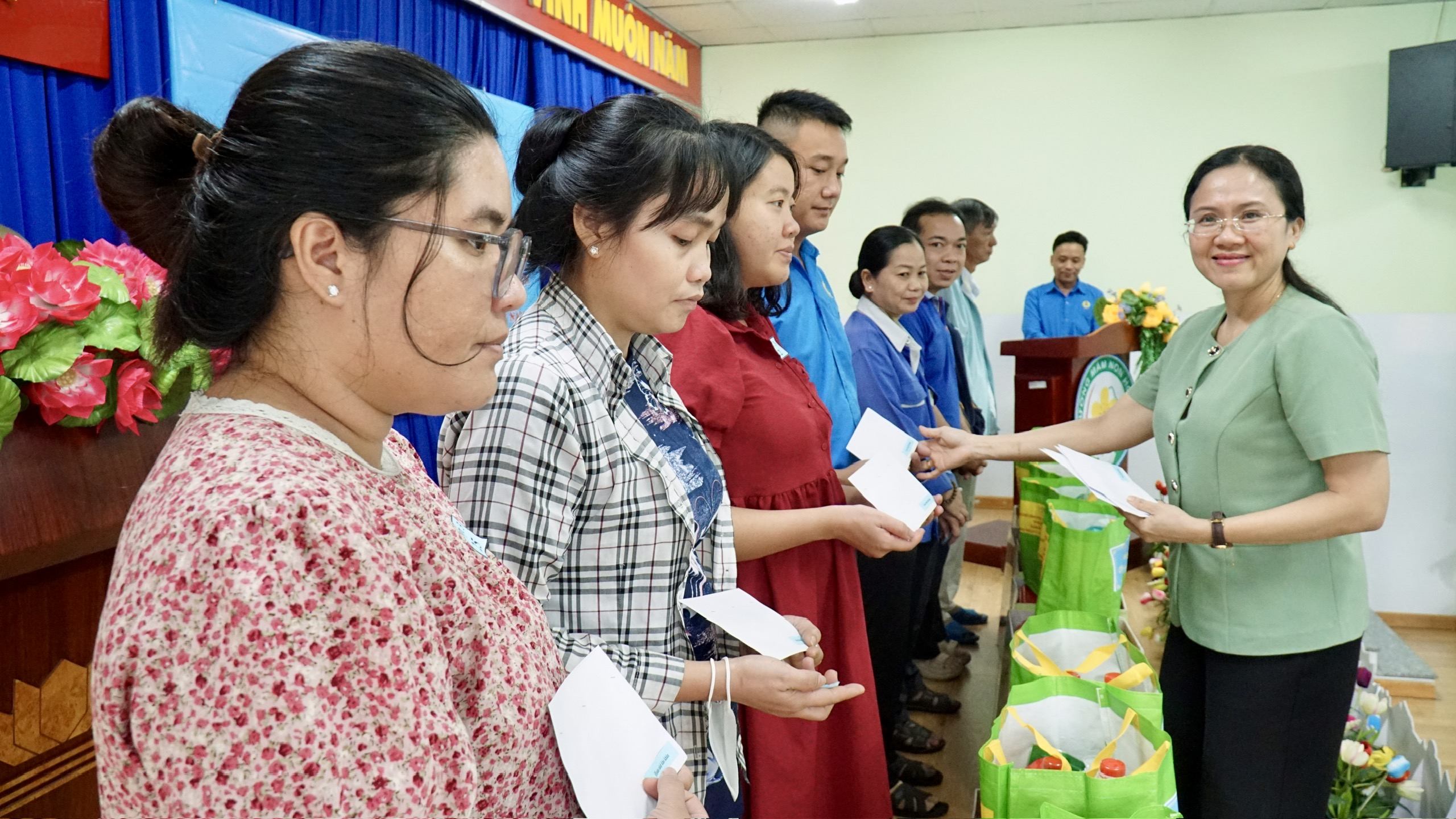 X&atilde; B&igrave;nh Ch&aacute;nh, TPHCM: Lan tỏa y&ecirc;u thương đến đo&agrave;n vi&ecirc;n - lao động tro - Ảnh 4.