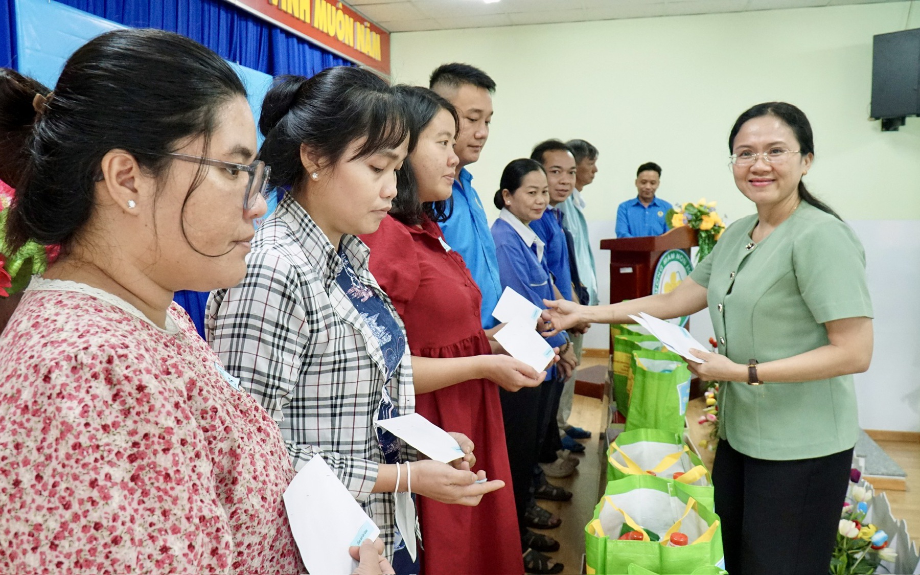 Chăm lo, hỗ trợ đoàn viên - lao động khó khăn