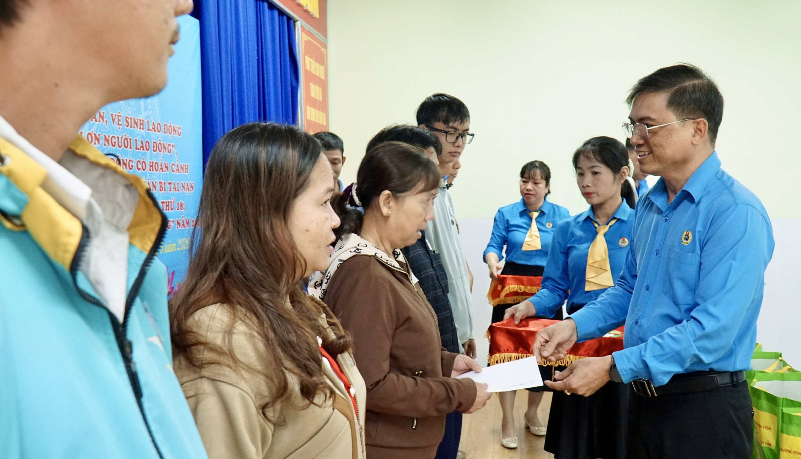 X&atilde; B&igrave;nh Ch&aacute;nh, TPHCM: Lan tỏa y&ecirc;u thương đến đo&agrave;n vi&ecirc;n - lao động tro - Ảnh 7.