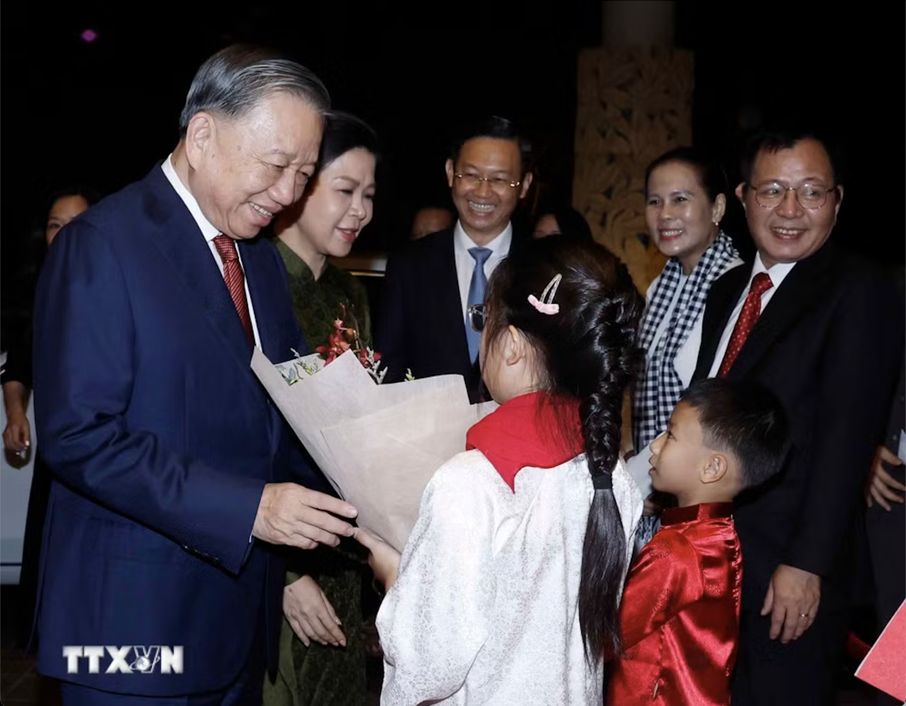 Tổng B&iacute; thư, Chủ tịch nước T&ocirc; L&acirc;m v&agrave; Phu nh&acirc;n bắt đầu thăm Singapore - Ảnh 2.