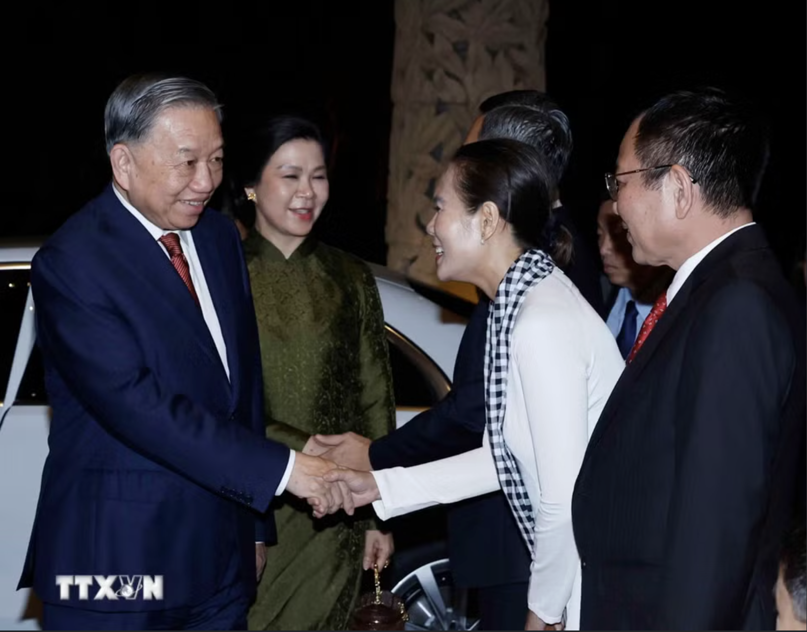 Tổng B&iacute; thư, Chủ tịch nước T&ocirc; L&acirc;m v&agrave; Phu nh&acirc;n bắt đầu thăm Singapore - Ảnh 5.