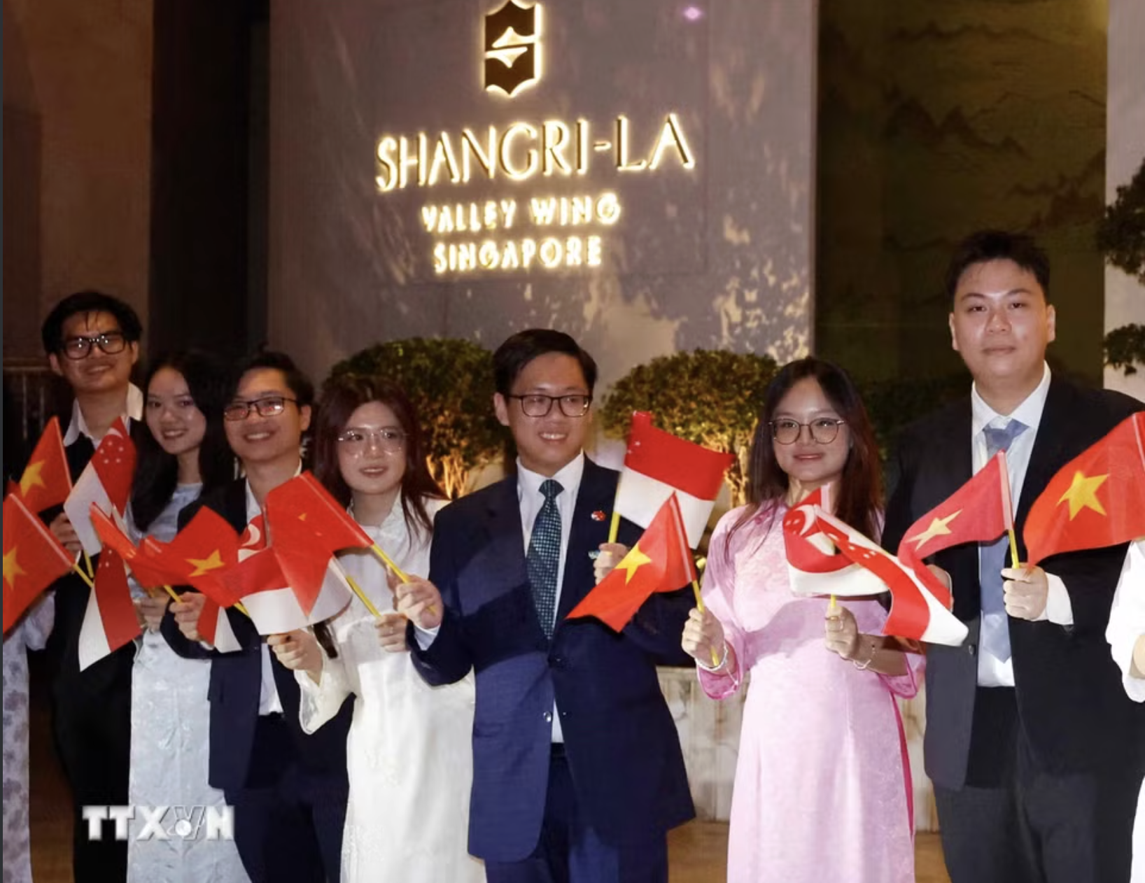 Tổng B&iacute; thư, Chủ tịch nước T&ocirc; L&acirc;m v&agrave; Phu nh&acirc;n bắt đầu thăm Singapore - Ảnh 7.