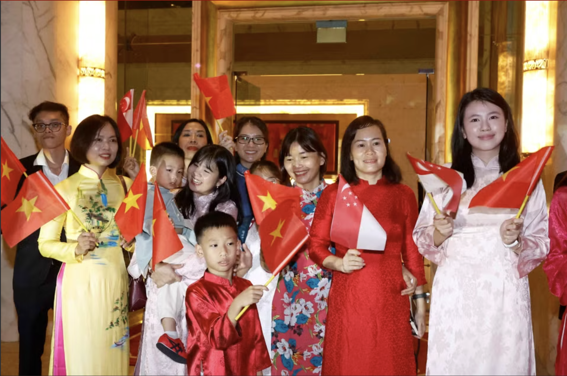 Tổng B&iacute; thư, Chủ tịch nước T&ocirc; L&acirc;m v&agrave; Phu nh&acirc;n bắt đầu thăm Singapore - Ảnh 8.