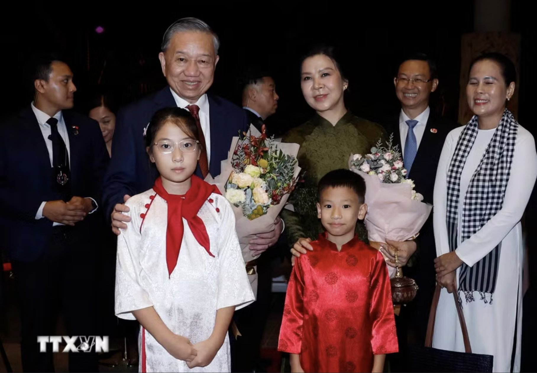 Tổng B&iacute; thư, Chủ tịch nước T&ocirc; L&acirc;m v&agrave; Phu nh&acirc;n bắt đầu thăm Singapore - Ảnh 6.