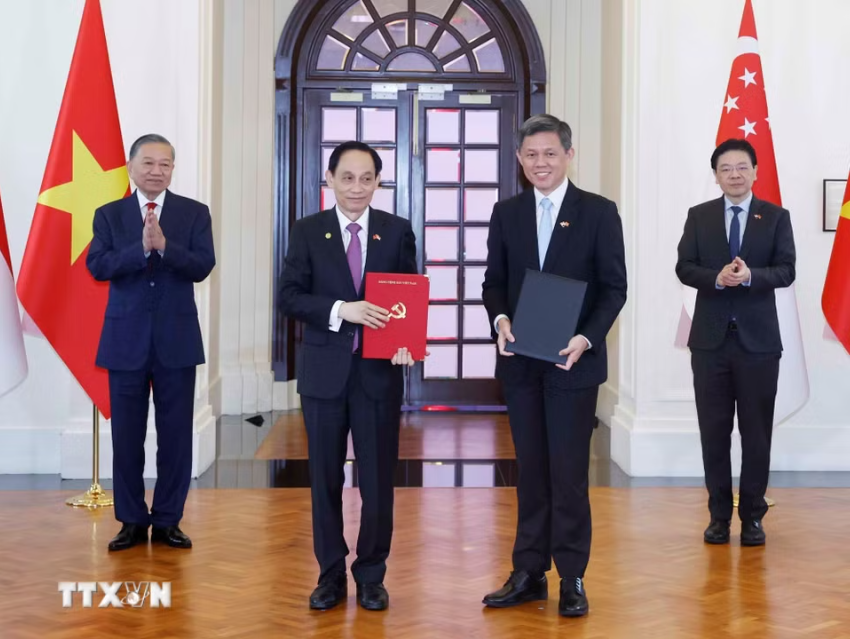 Tổng B&iacute; thư, Chủ tịch nước T&ocirc; L&acirc;m v&agrave; Thủ tướng Singapore chứng kiến trao c&aacute;c văn kiện hợp t&aacute;c - Ảnh 1.