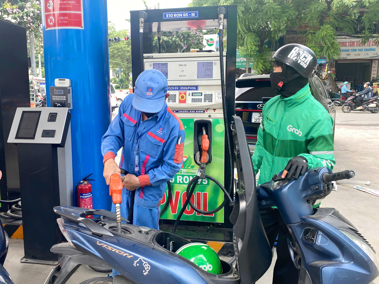 Chính phủ cho phép thí điểm nhiều quy định mới về xăng E10 - Ảnh 1.