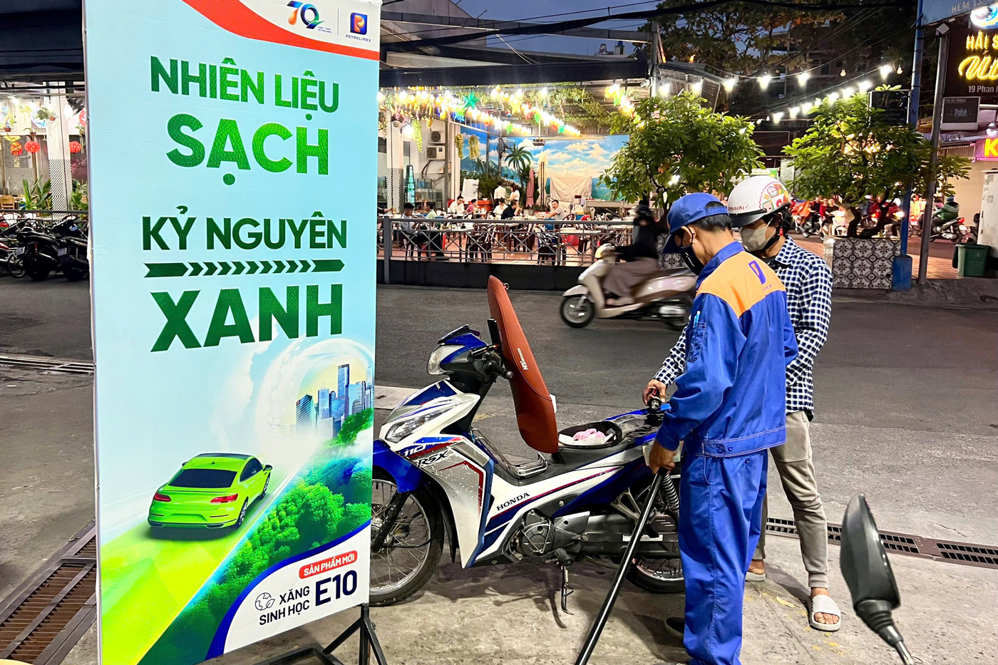 Giá xăng E10 2026 và so sánh với xăng khoáng: Điều gì làm nên sự khác biệt? - Ảnh 1.